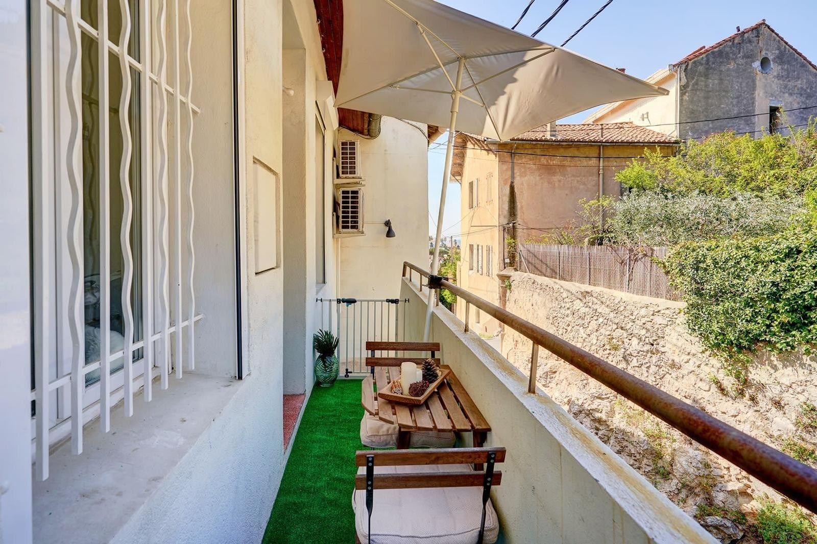 luxury apartment 4 Rooms for sale on MARSEILLE (13007)