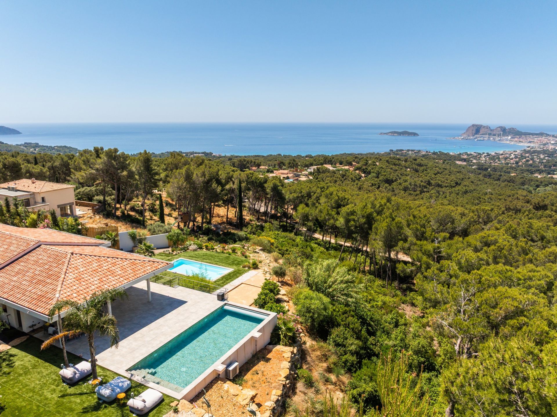 contemporary house 7 Rooms for sale on CEYRESTE (13600)