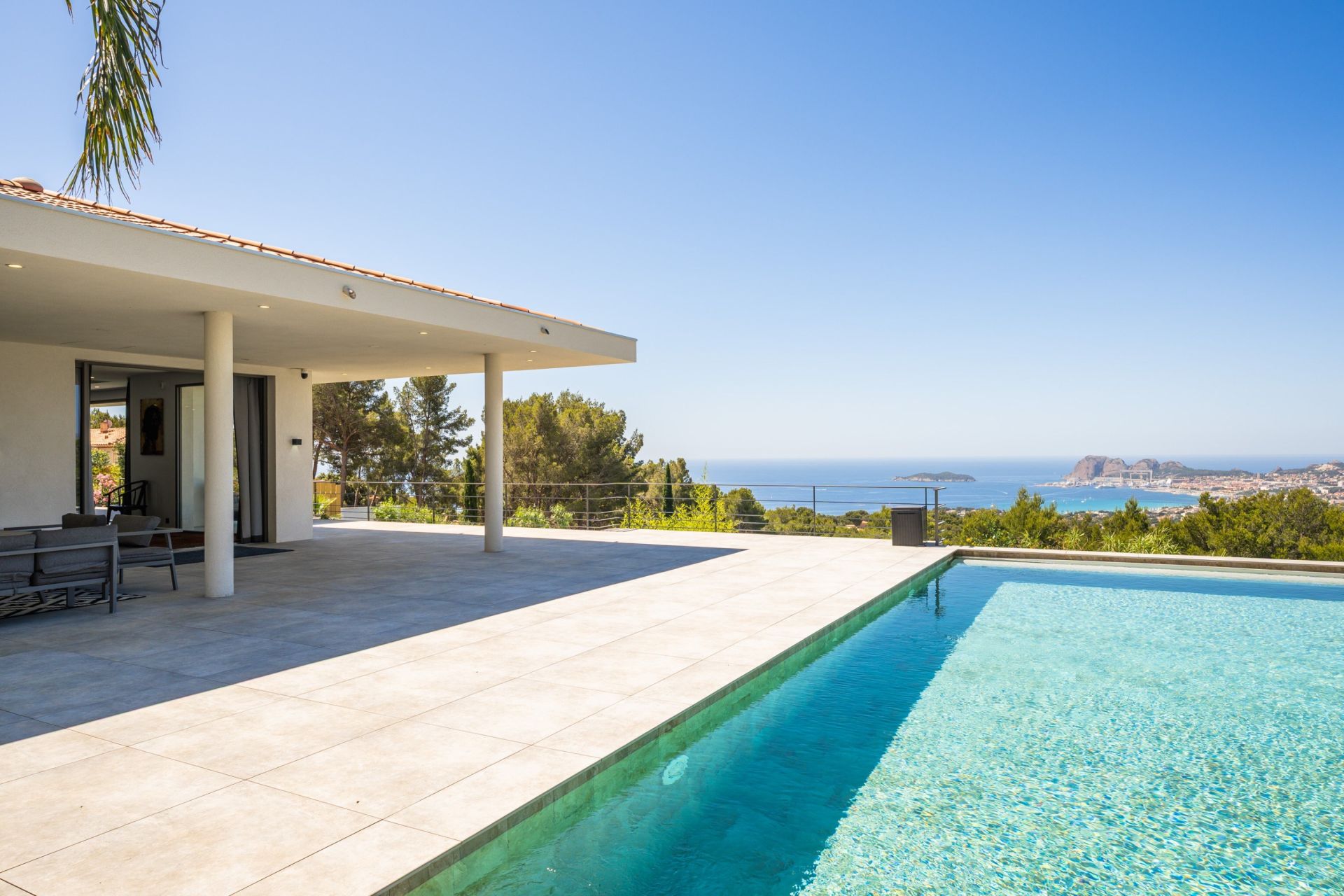 contemporary house 7 Rooms for sale on CEYRESTE (13600)