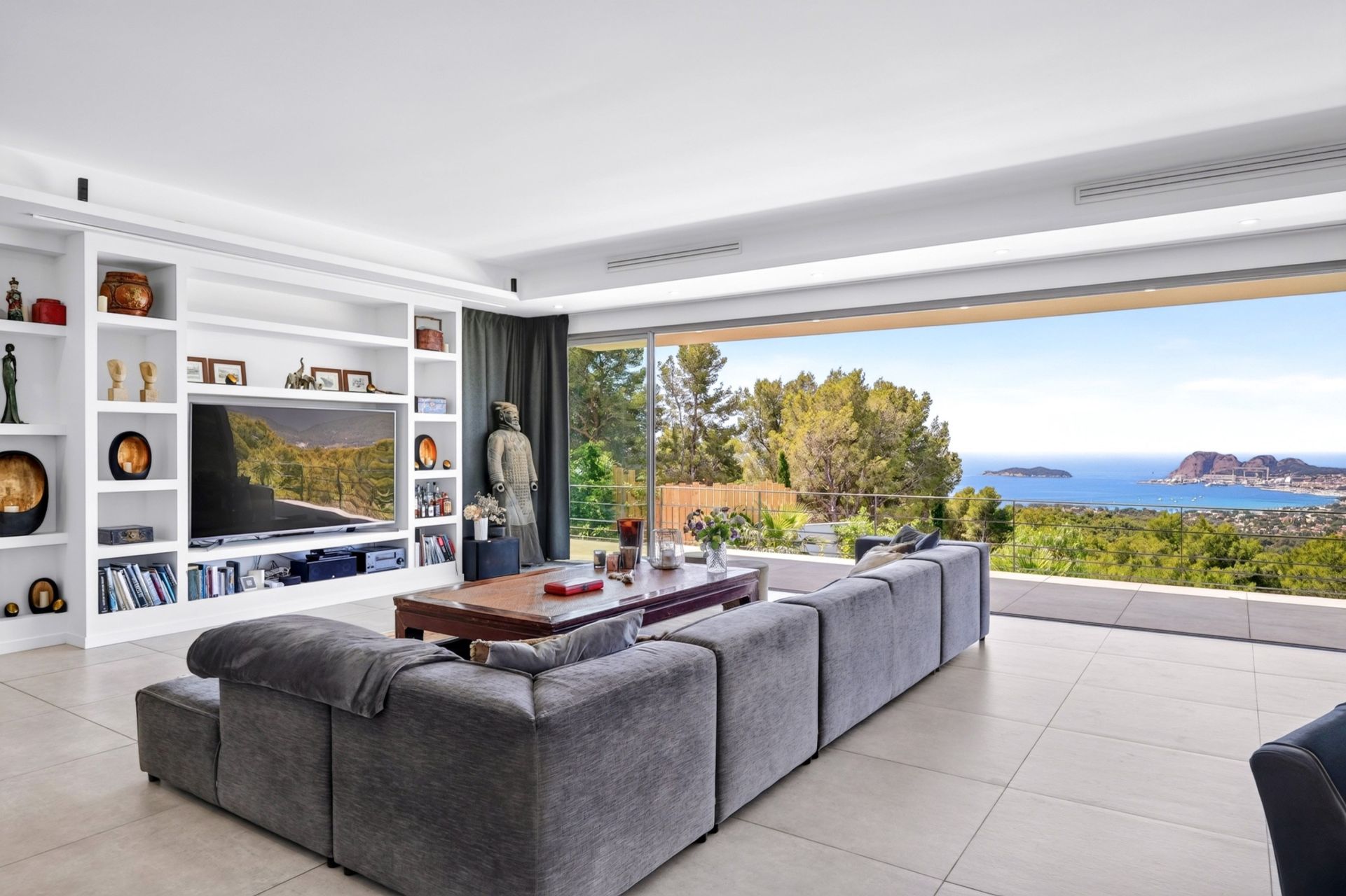 contemporary house 7 Rooms for sale on CEYRESTE (13600)