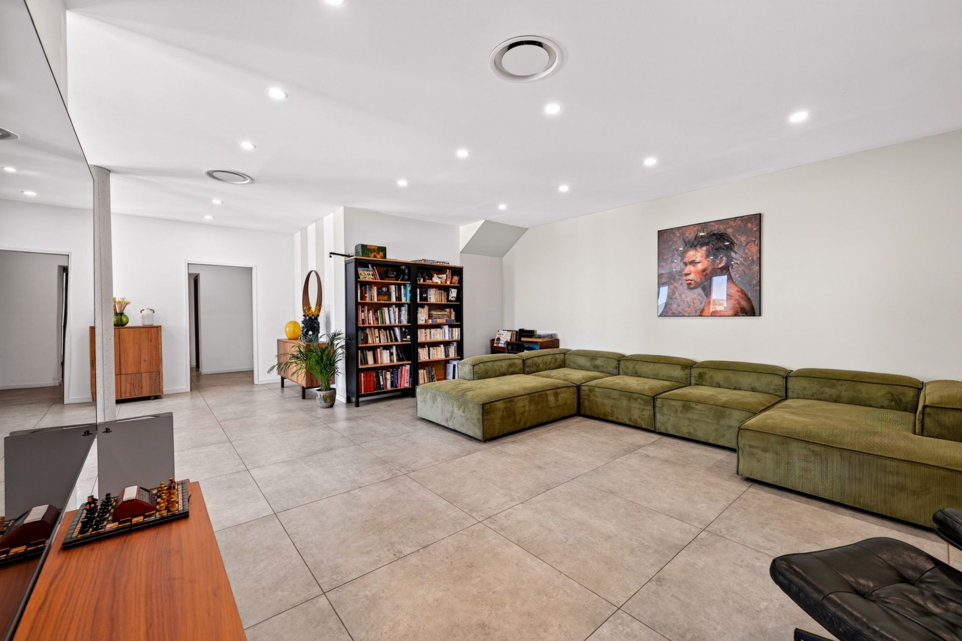 contemporary house 7 Rooms for sale on CEYRESTE (13600)
