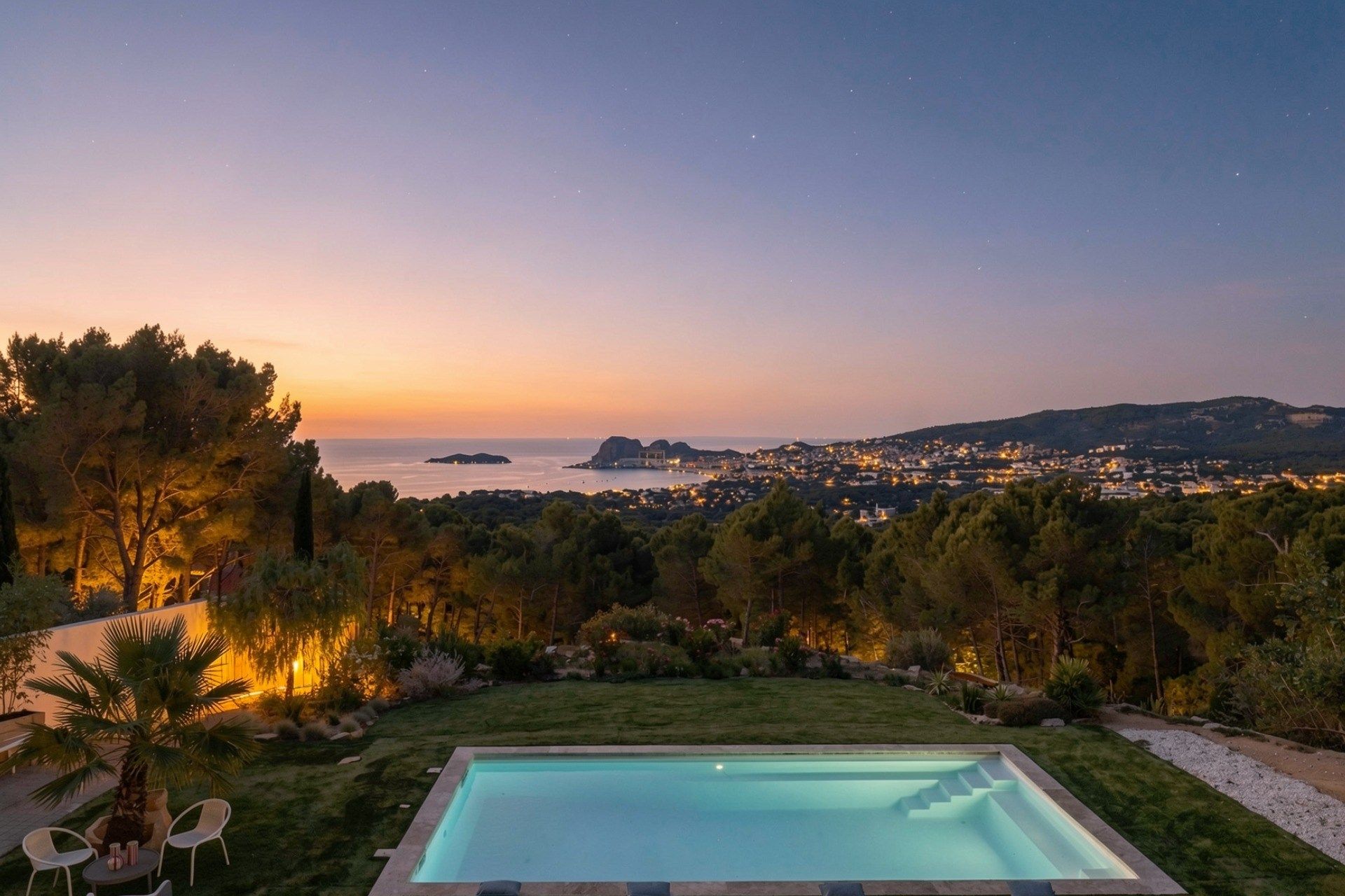 contemporary house 7 Rooms for sale on CEYRESTE (13600)
