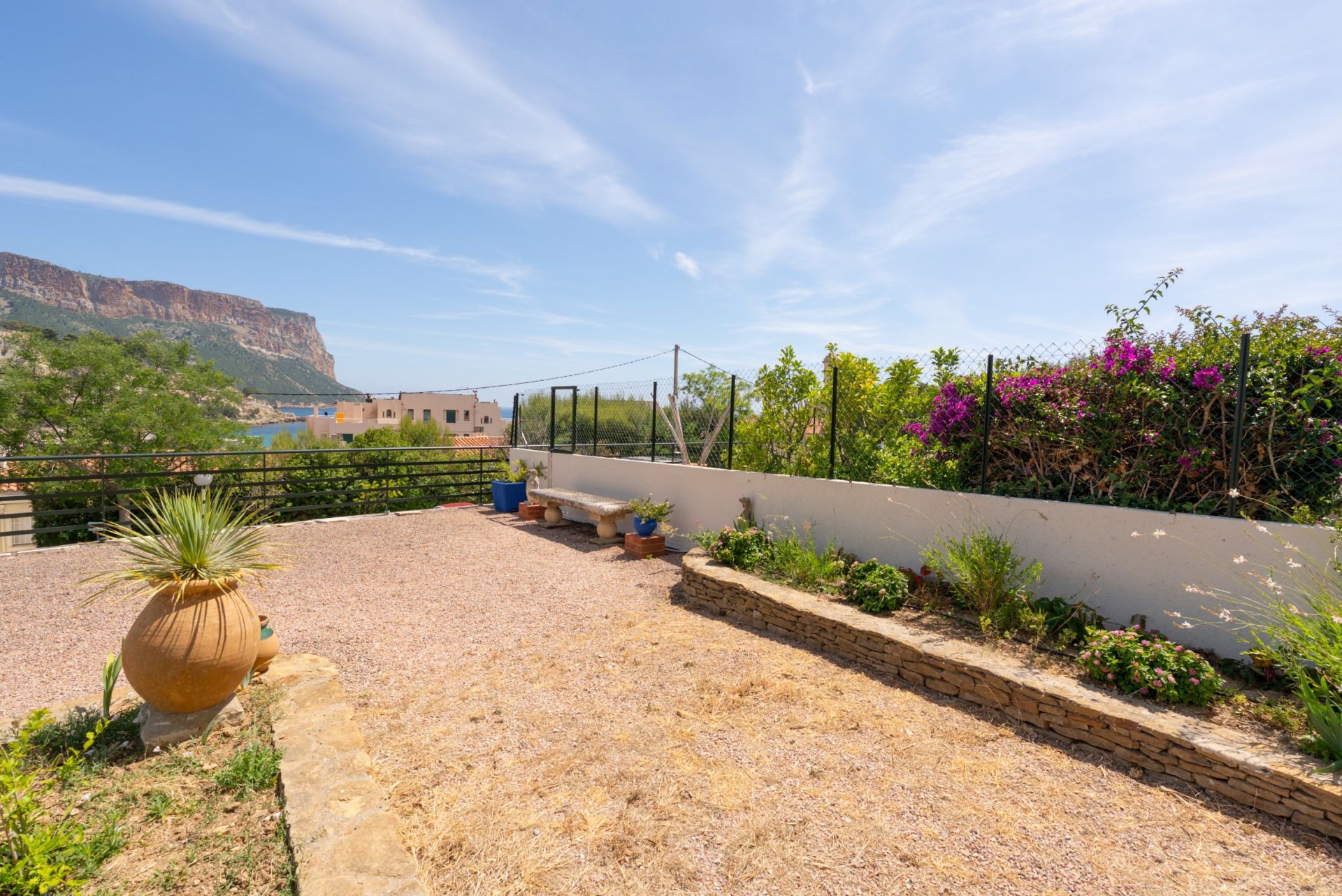 luxury apartment 2 Rooms for rent on CASSIS (13260)