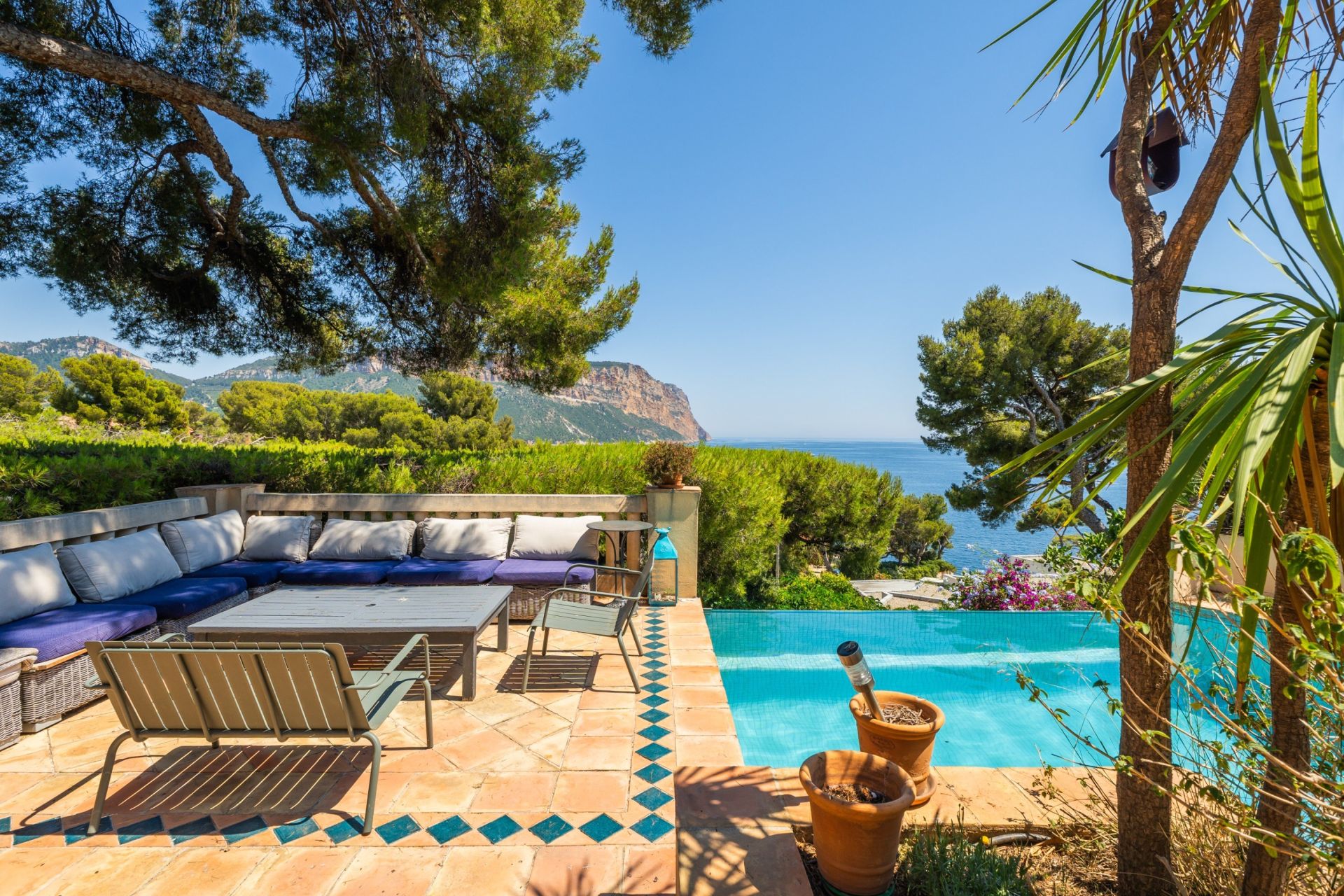 luxury villa 9 Rooms for sale on CASSIS (13260)