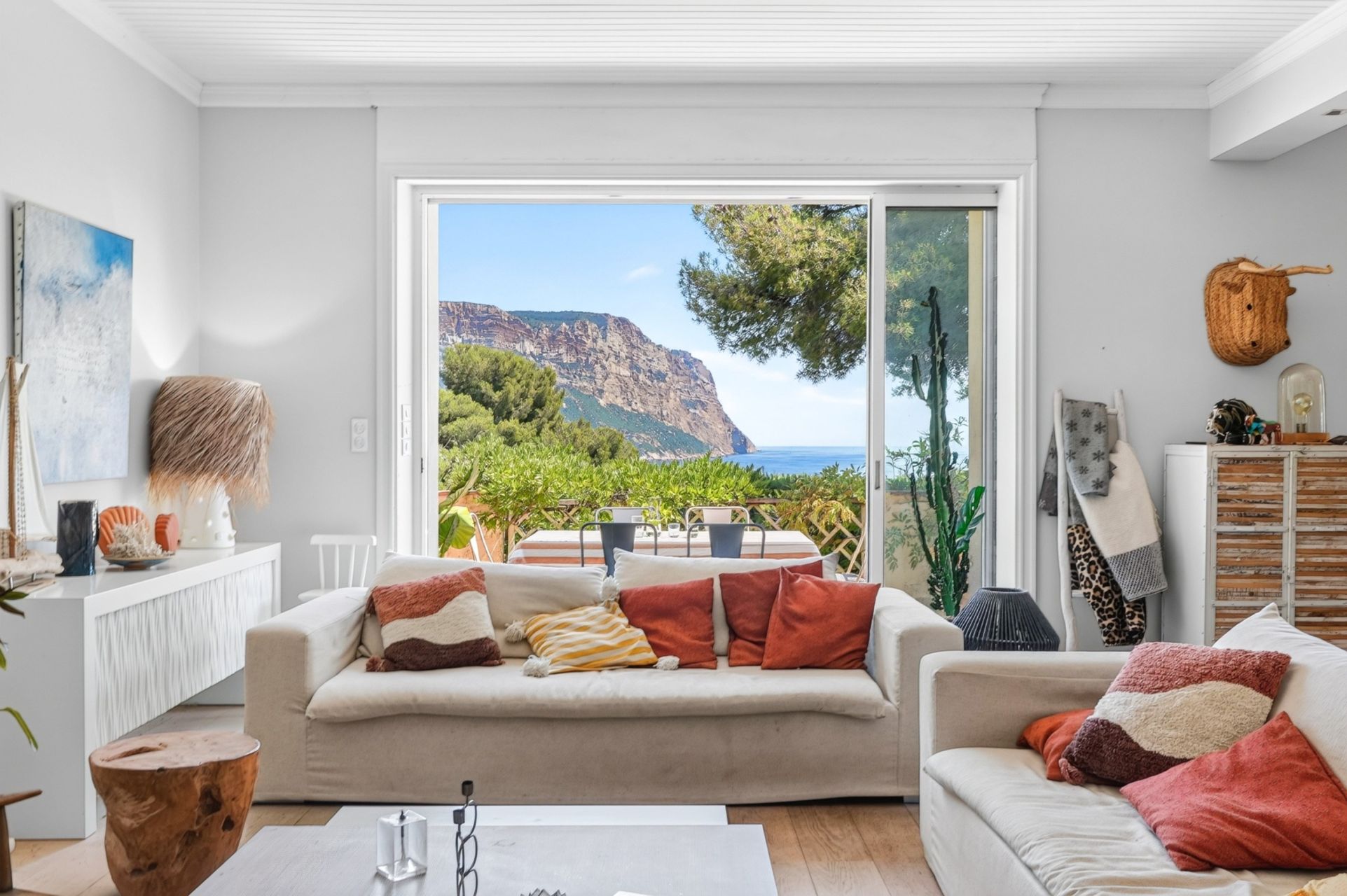 luxury villa 9 Rooms for sale on CASSIS (13260)