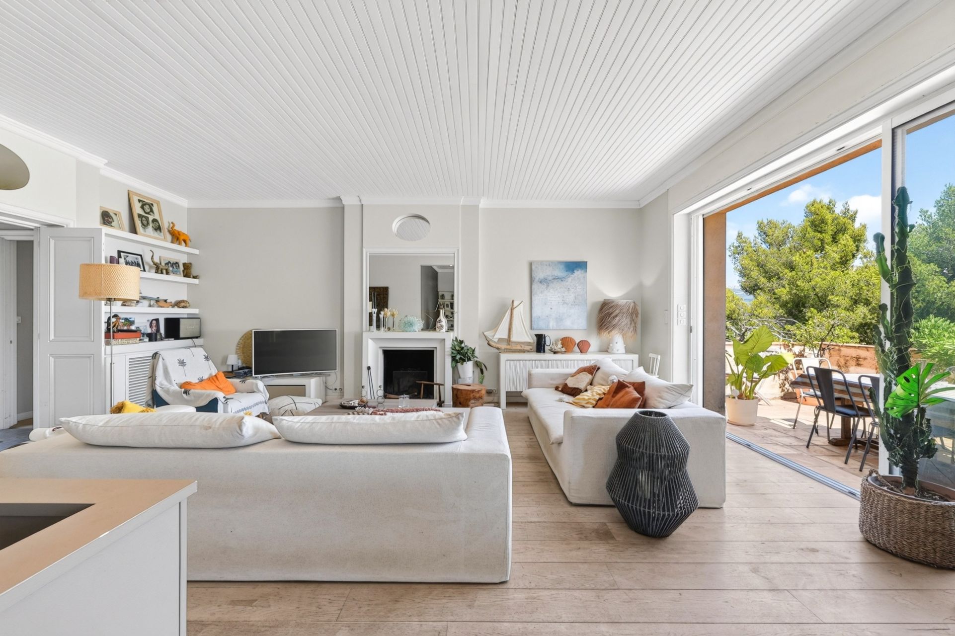 luxury villa 9 Rooms for sale on CASSIS (13260)