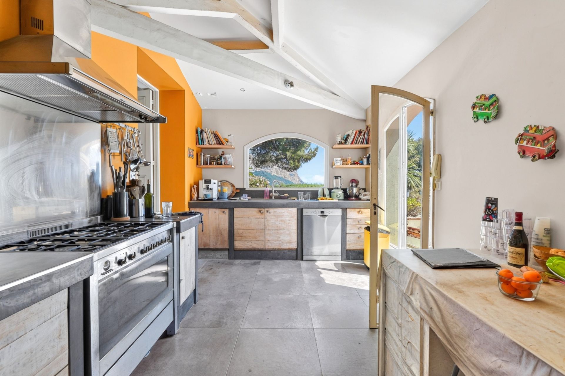 luxury villa 9 Rooms for sale on CASSIS (13260)