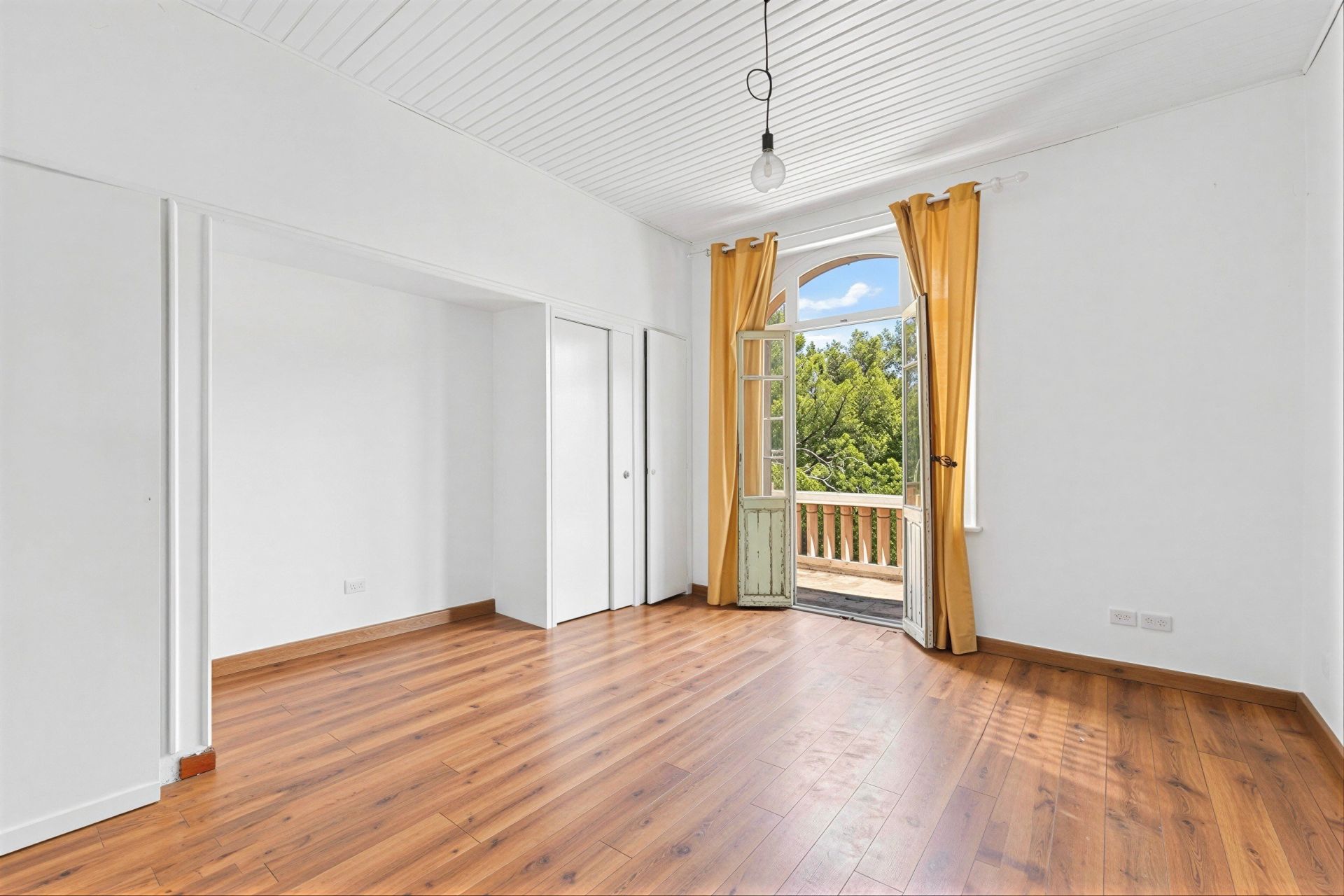 luxury villa 9 Rooms for sale on CASSIS (13260)