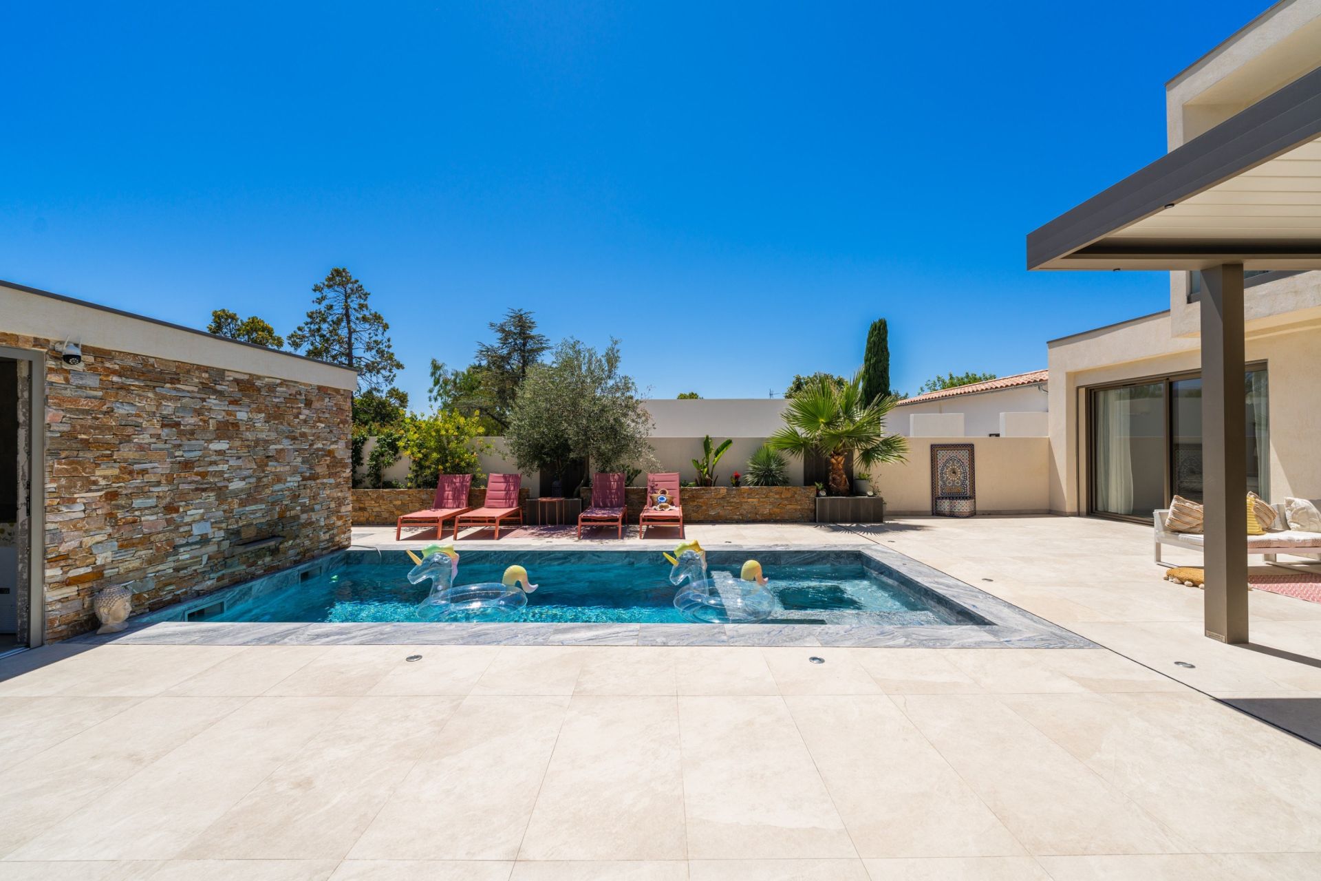 luxury villa 8 Rooms for sale on MARSEILLE (13012)