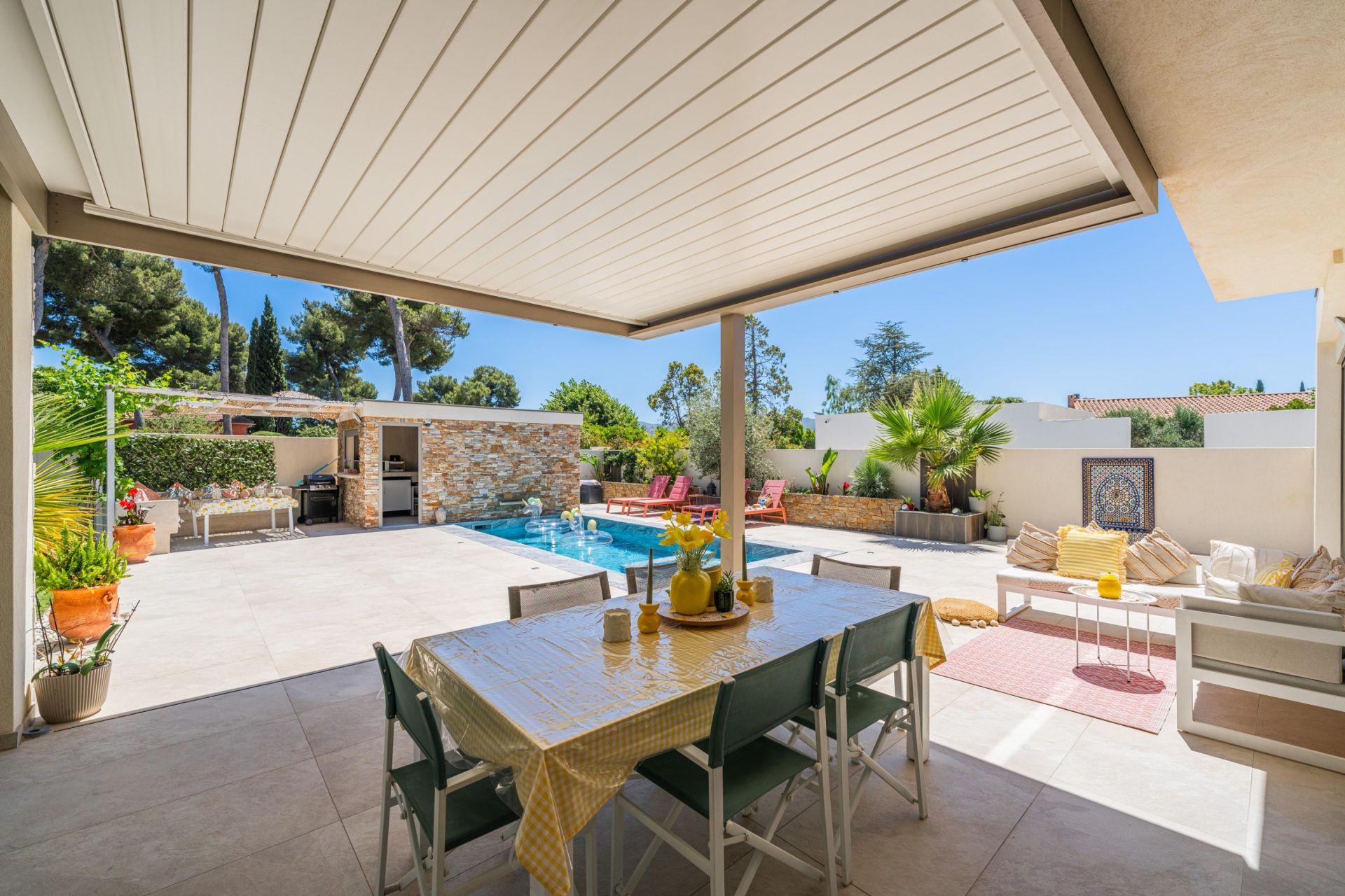 luxury villa 8 Rooms for sale on MARSEILLE (13012)