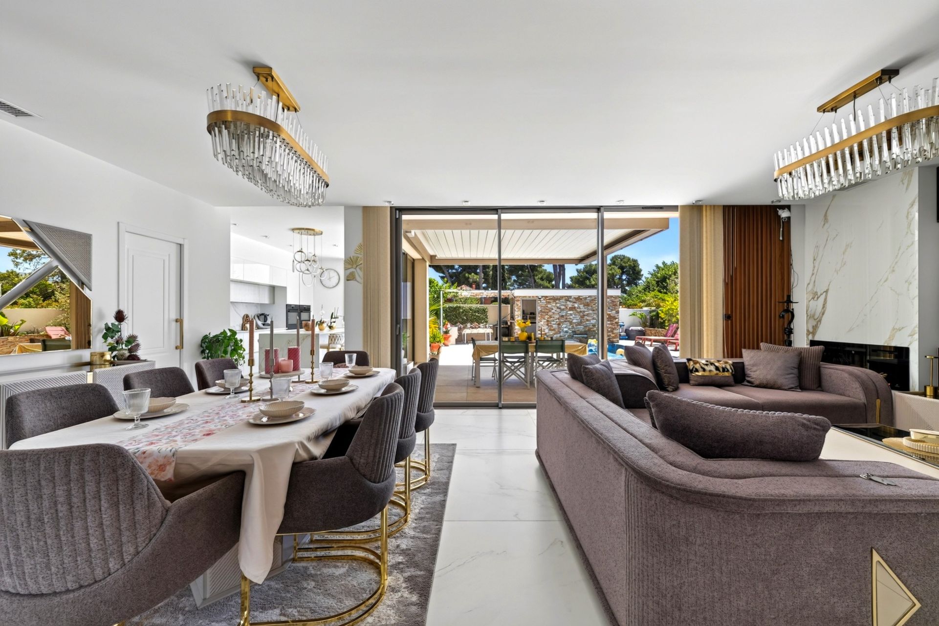 luxury villa 8 Rooms for sale on MARSEILLE (13012)