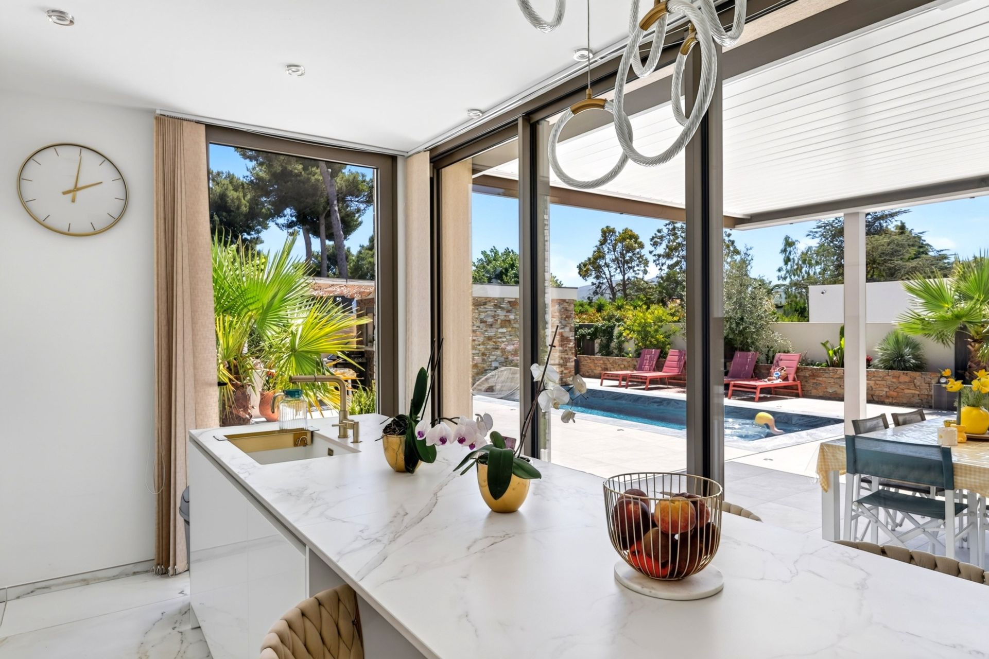 luxury villa 8 Rooms for sale on MARSEILLE (13012)