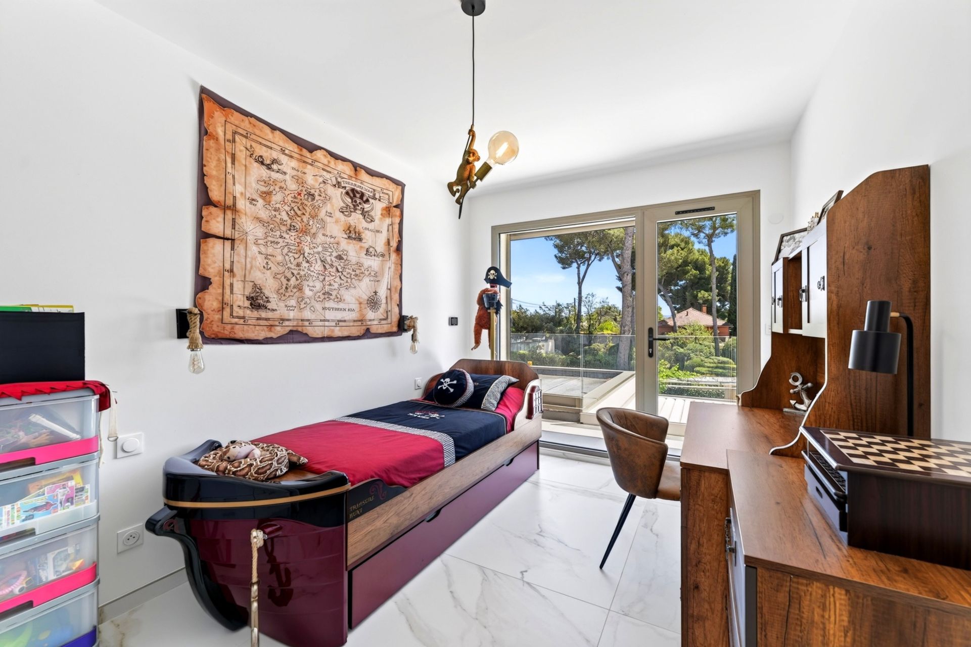 luxury villa 8 Rooms for sale on MARSEILLE (13012)