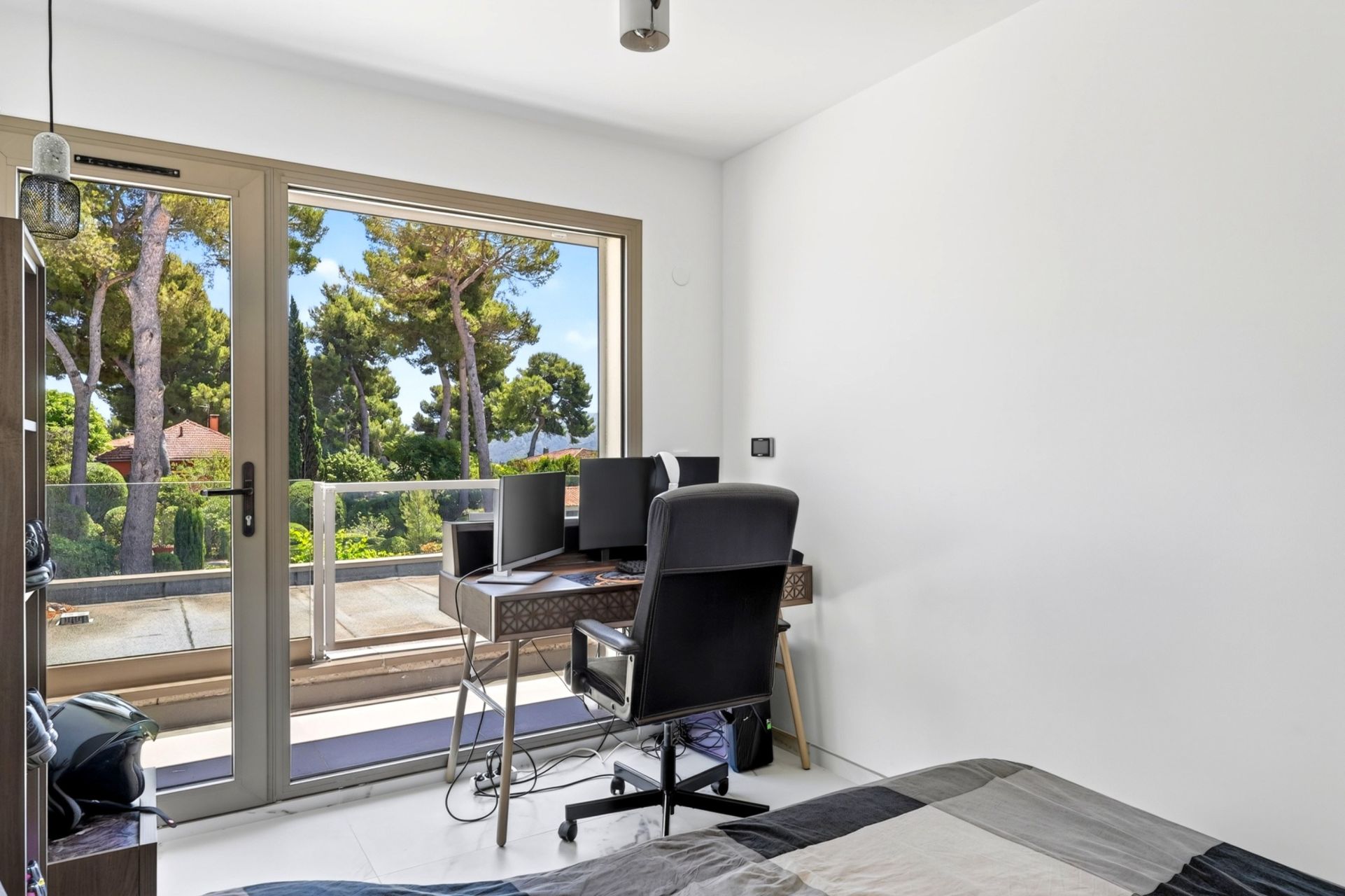 luxury villa 8 Rooms for sale on MARSEILLE (13012)