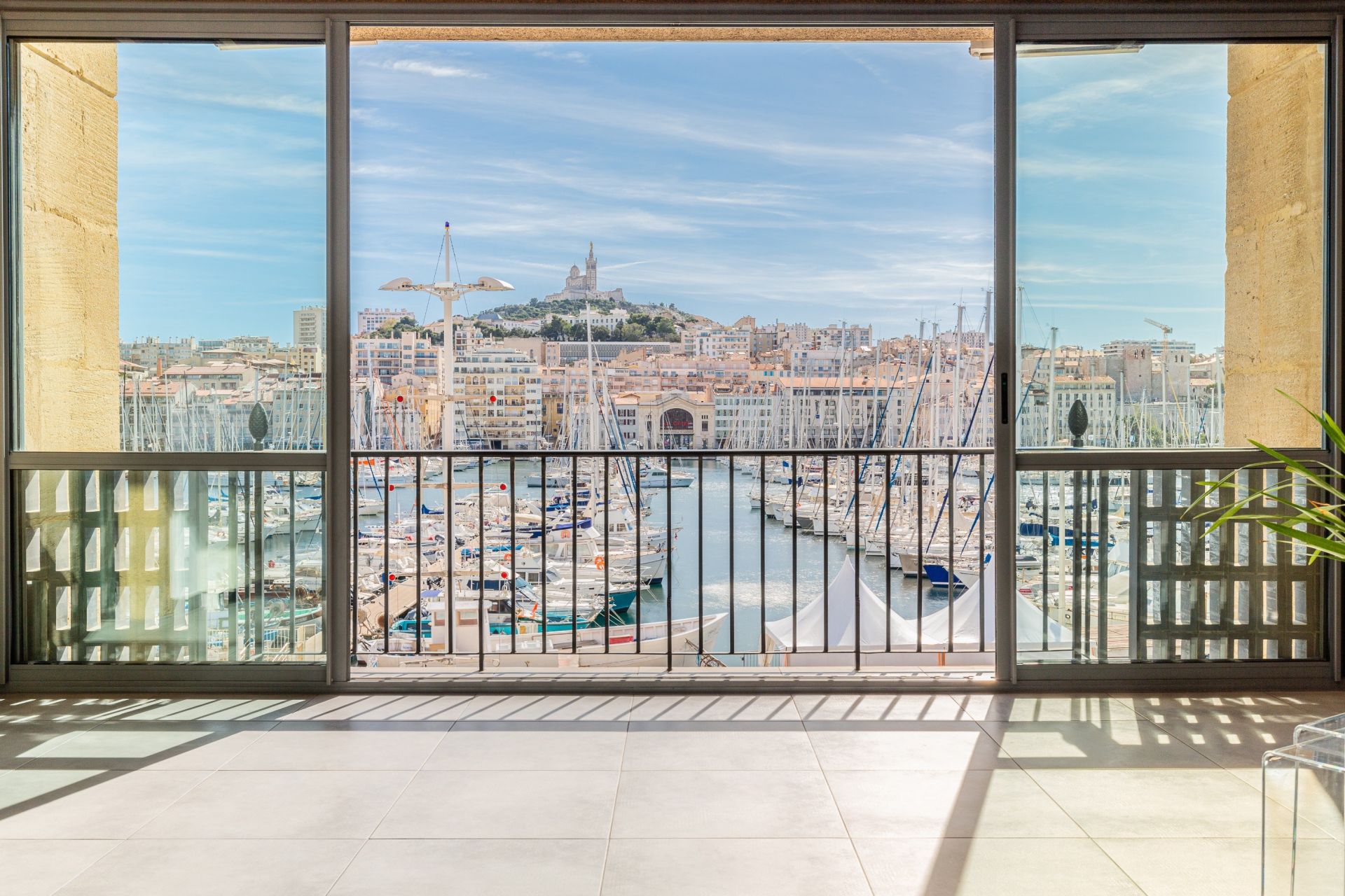 luxury apartment 4 Rooms for rent on MARSEILLE (13002)