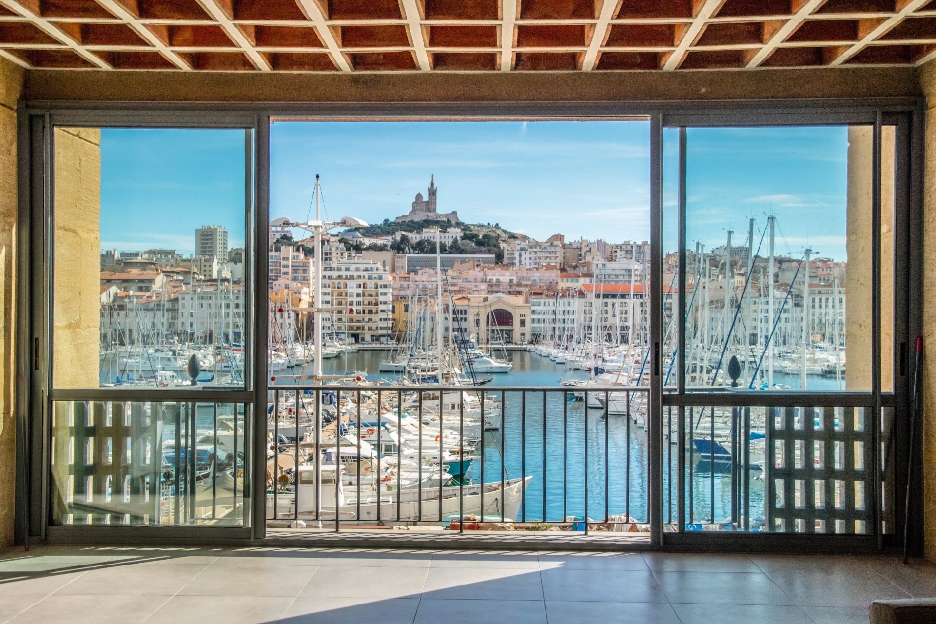 luxury apartment 4 Rooms for rent on MARSEILLE (13002)