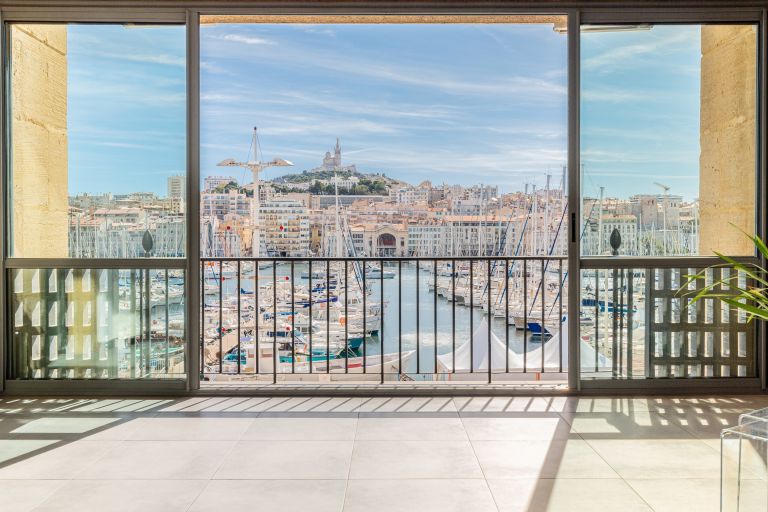 luxury apartment 4 Rooms for rent on MARSEILLE (13002)