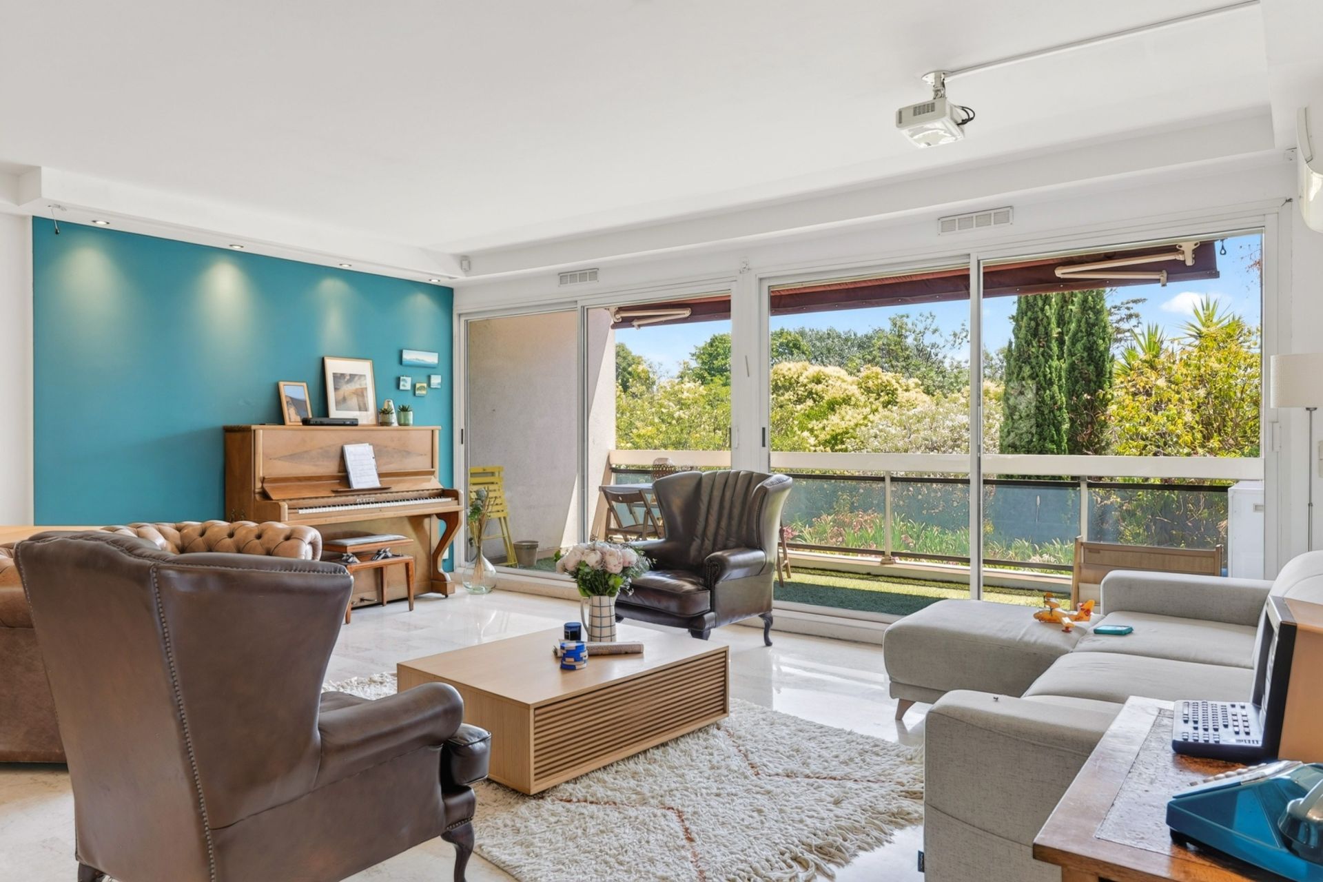 luxury apartment 4 Rooms for sale on MARSEILLE (13008)