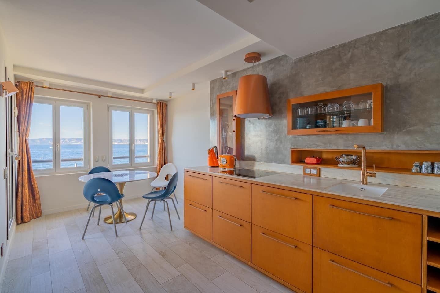 luxury apartment 5 Rooms for rent on MARSEILLE (13007)