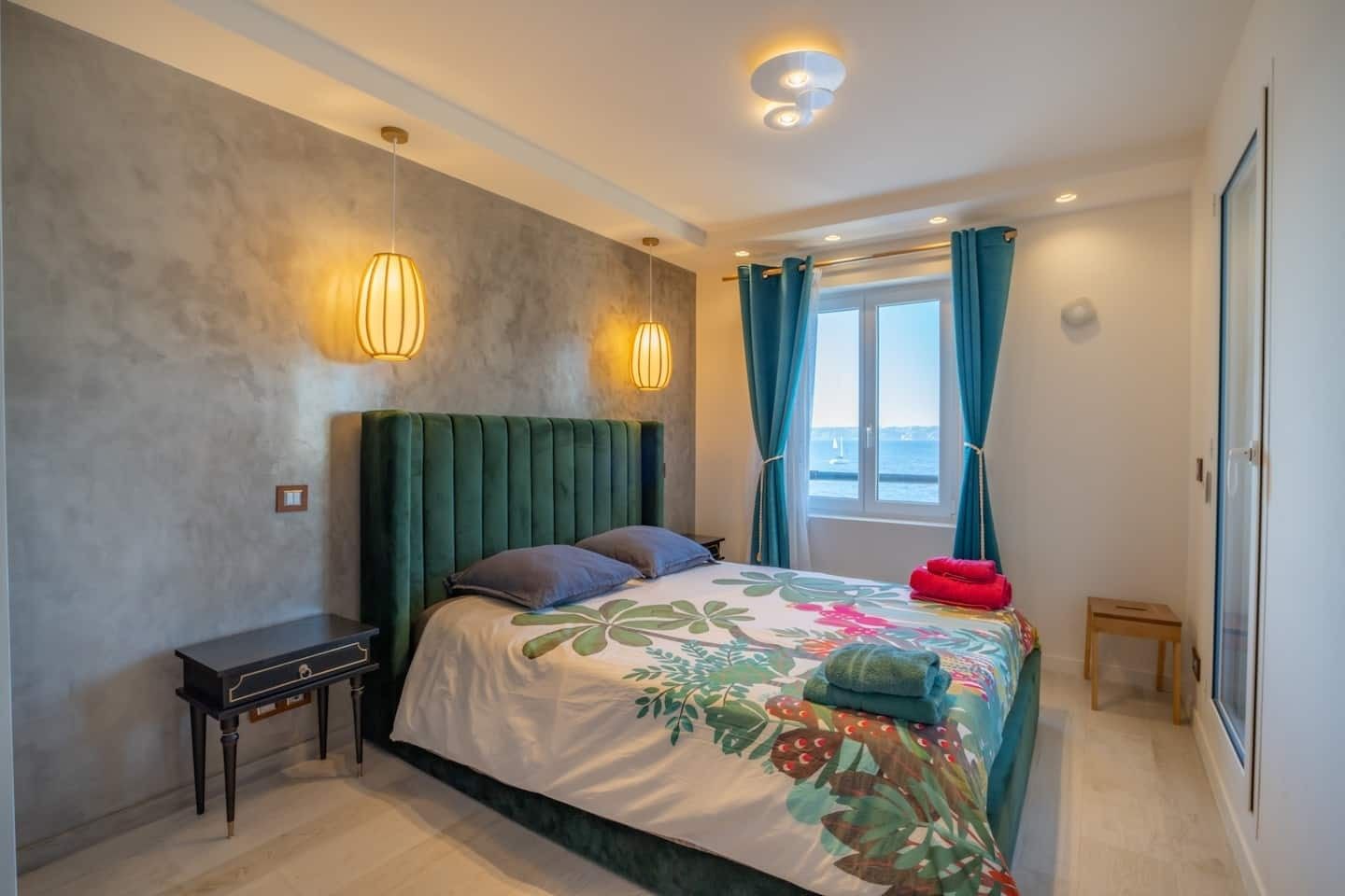 luxury apartment 5 Rooms for rent on MARSEILLE (13007)