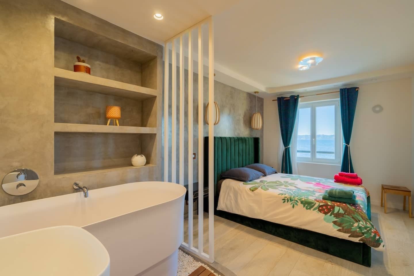 luxury apartment 5 Rooms for rent on MARSEILLE (13007)