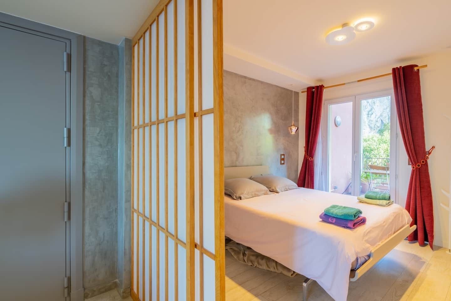 luxury apartment 5 Rooms for rent on MARSEILLE (13007)