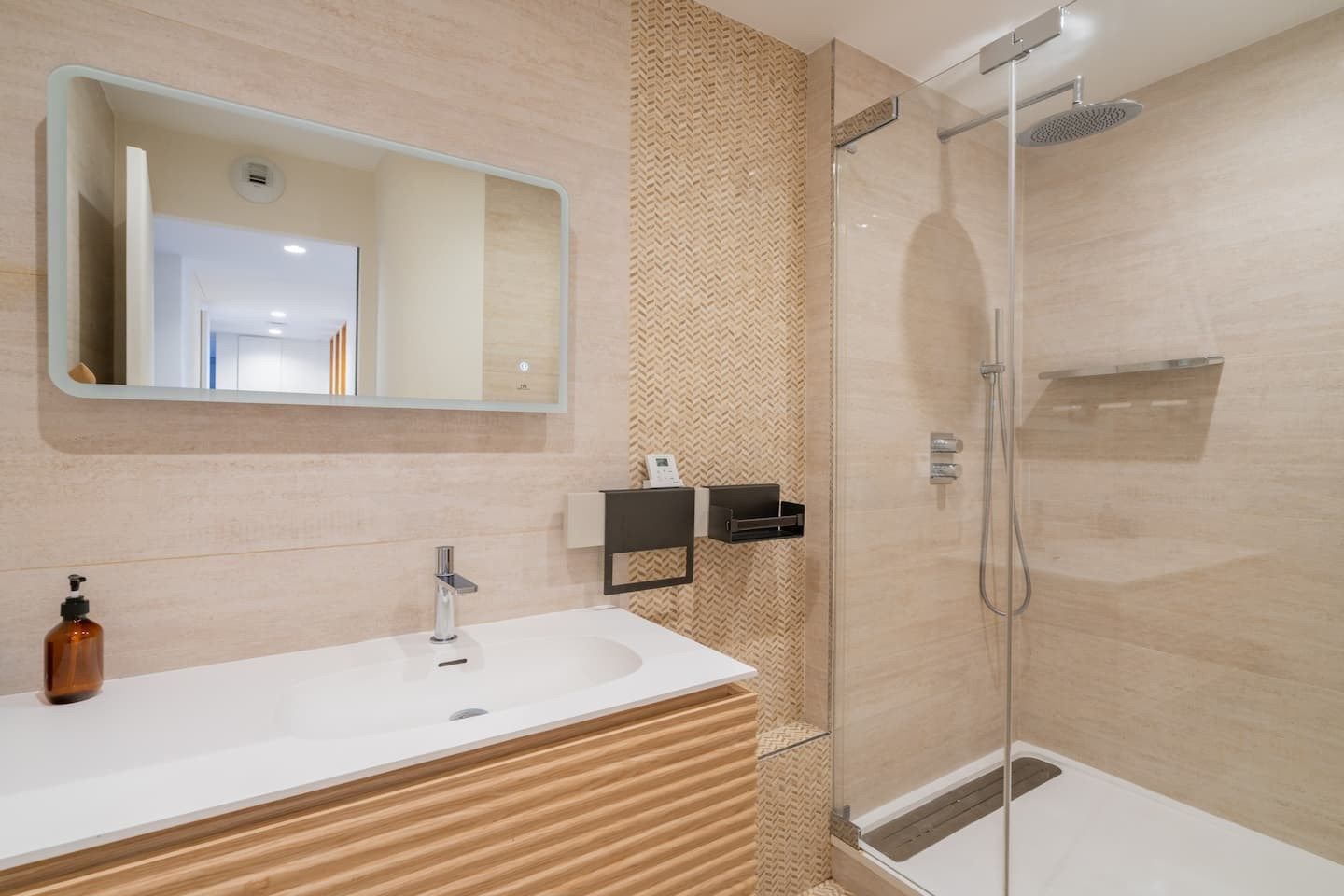 luxury apartment 5 Rooms for rent on MARSEILLE (13007)