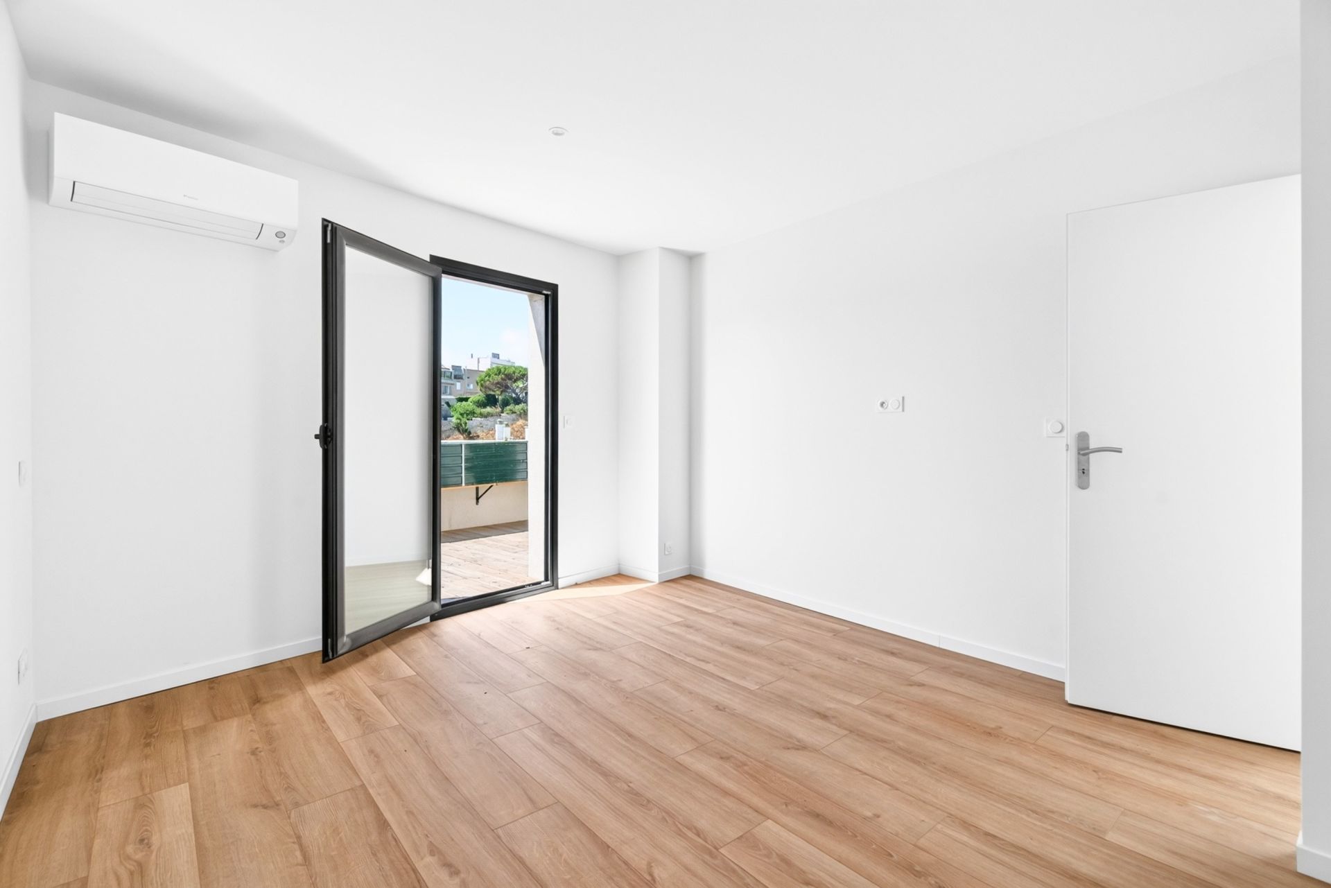 luxury duplex 3 Rooms for sale on MARSEILLE (13007)