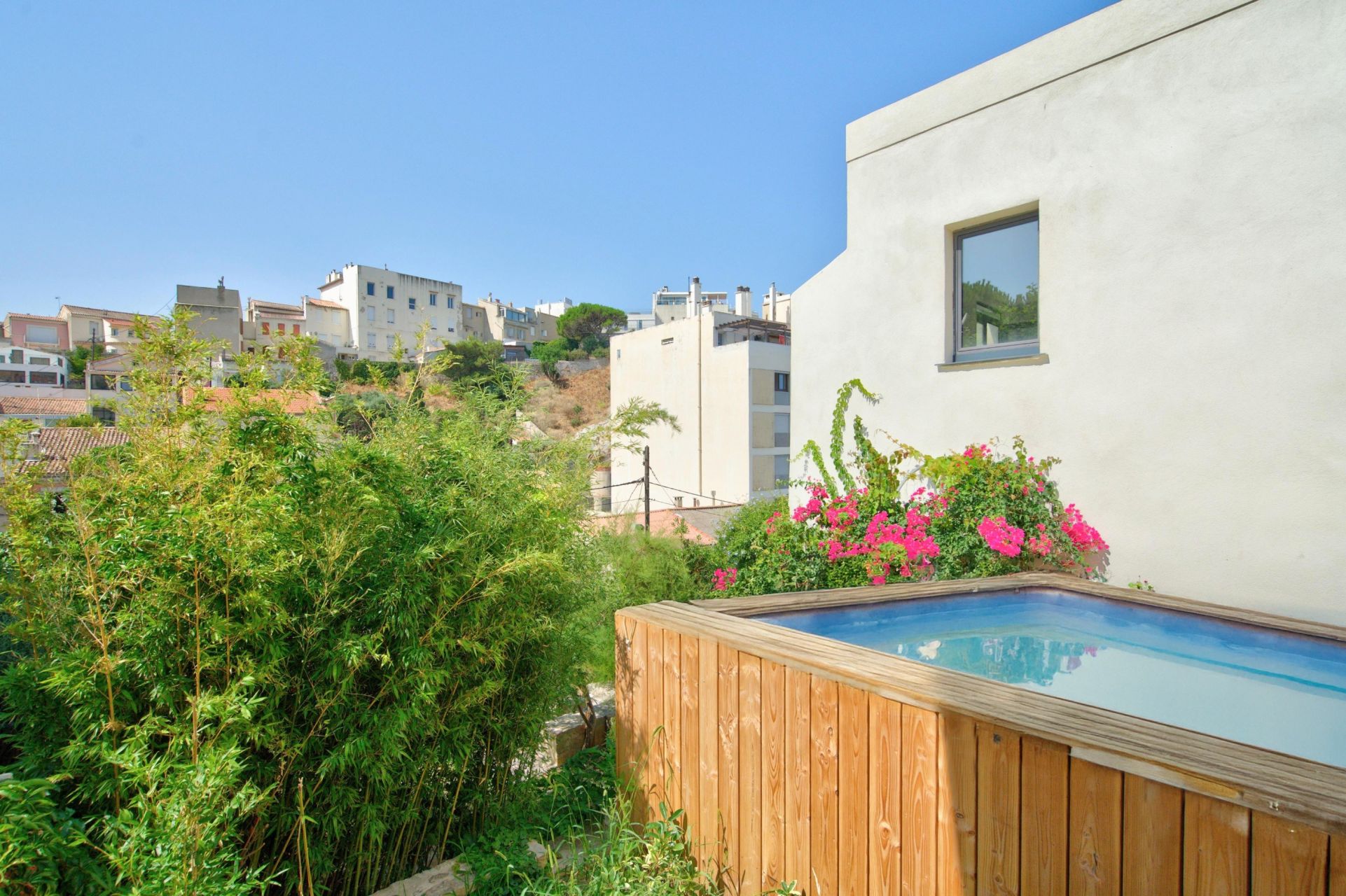 luxury villa 4 Rooms for sale on MARSEILLE (13007)