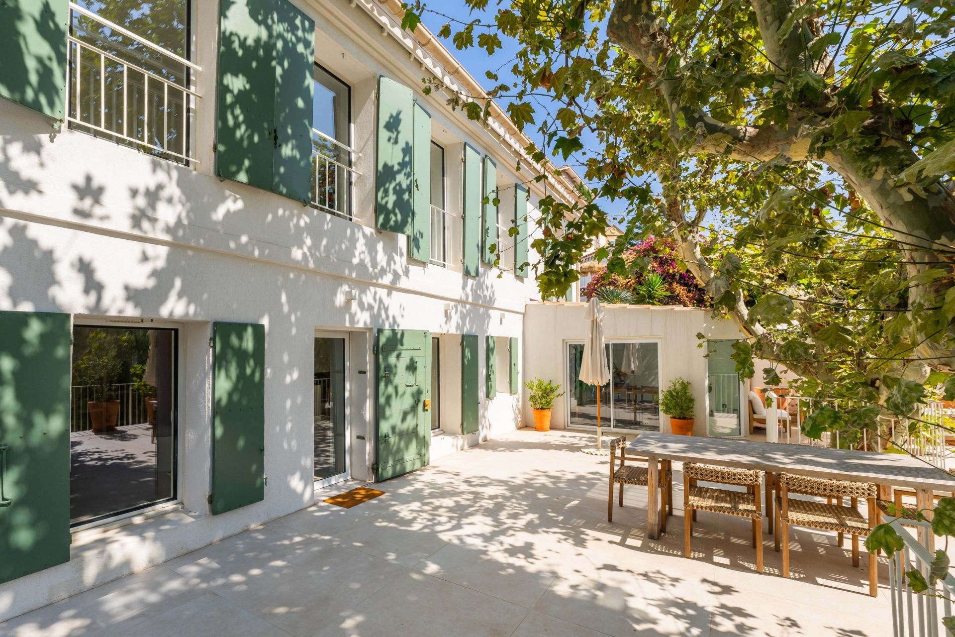 luxury house 6 Rooms for sale on MARSEILLE (13007)