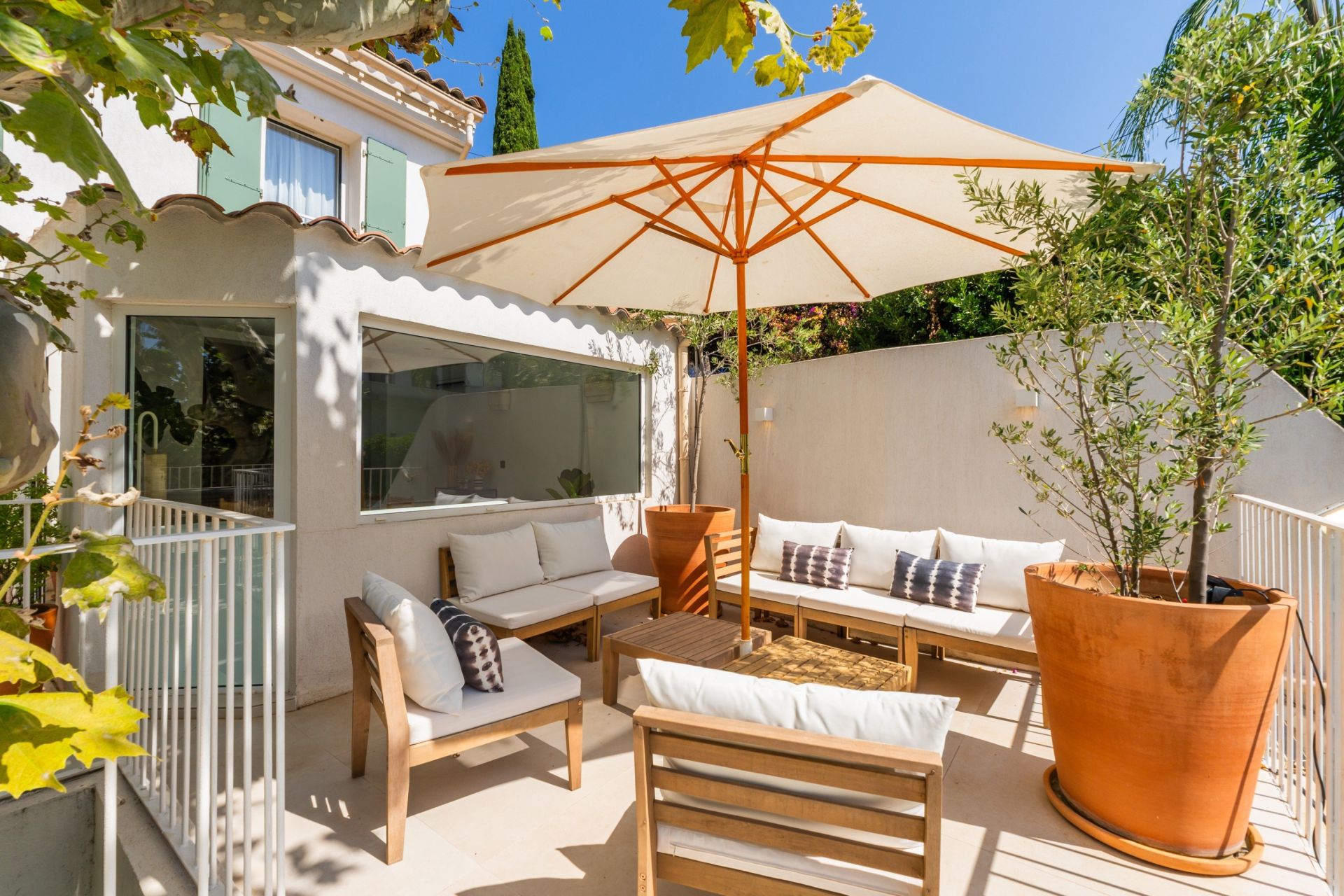 luxury house 6 Rooms for sale on MARSEILLE (13007)