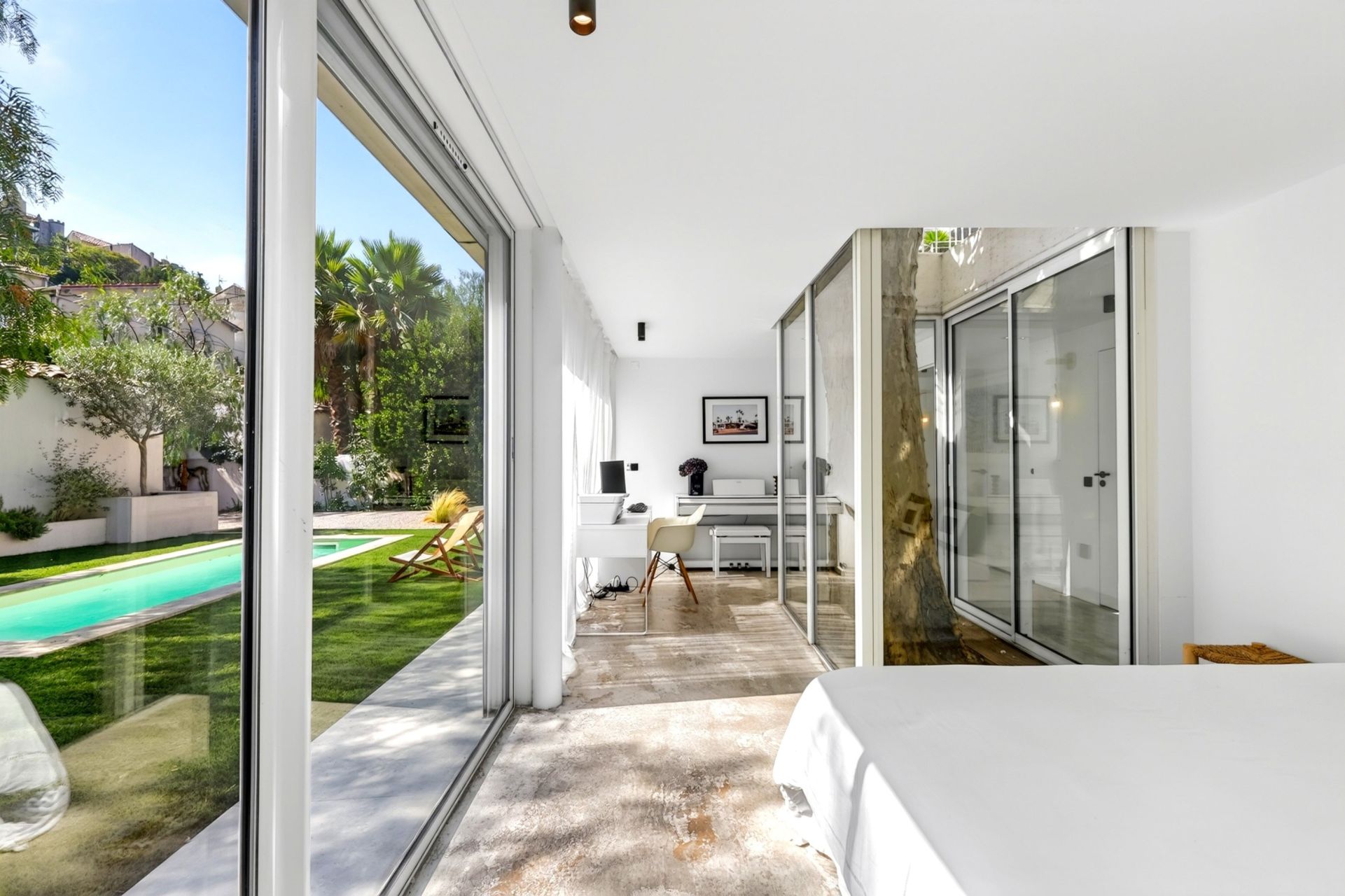 luxury house 6 Rooms for sale on MARSEILLE (13007)