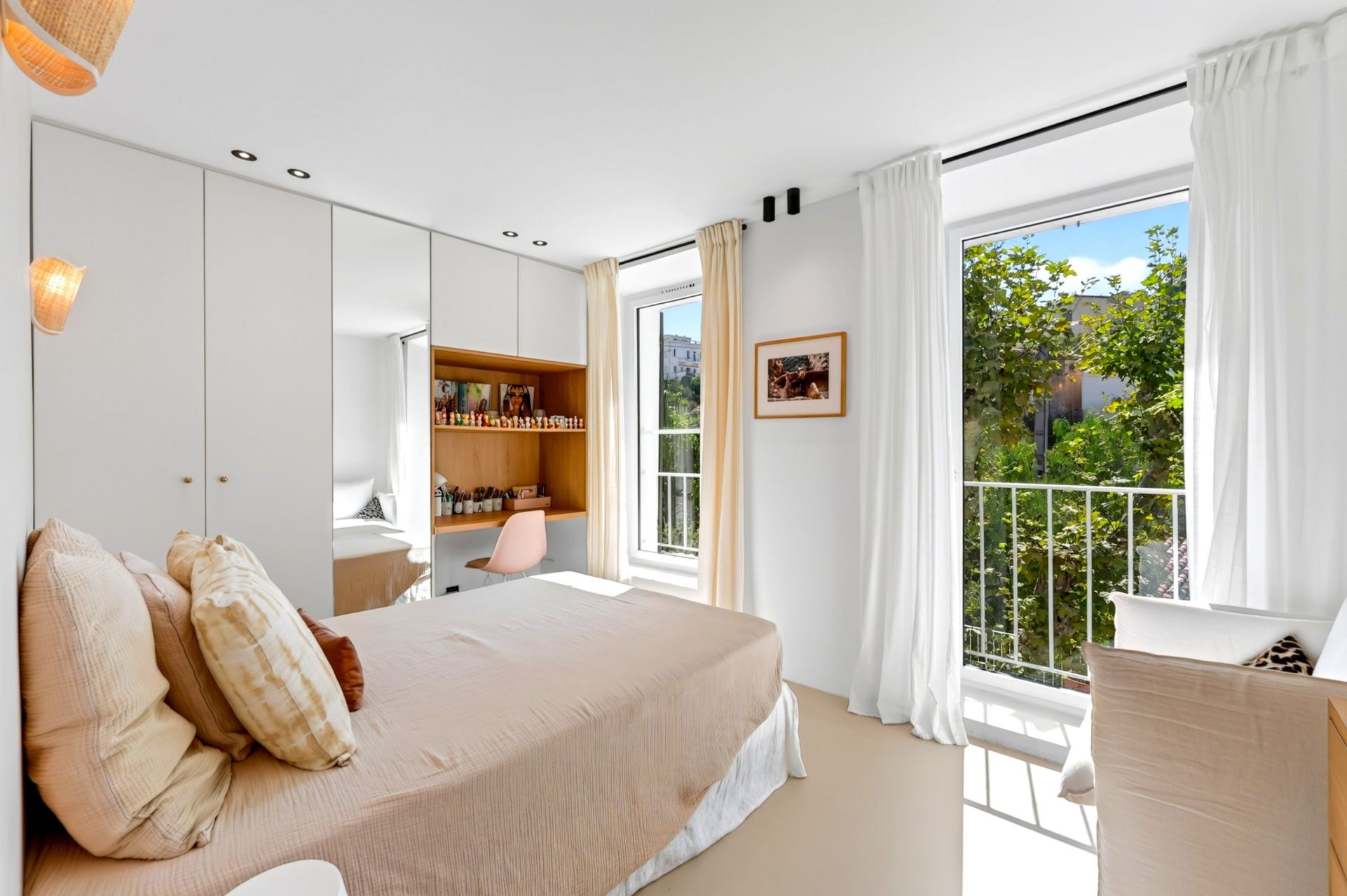 luxury house 6 Rooms for sale on MARSEILLE (13007)