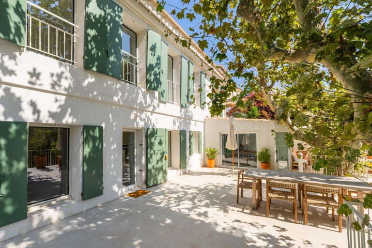 luxury house 6 Rooms for sale on MARSEILLE (13007)
