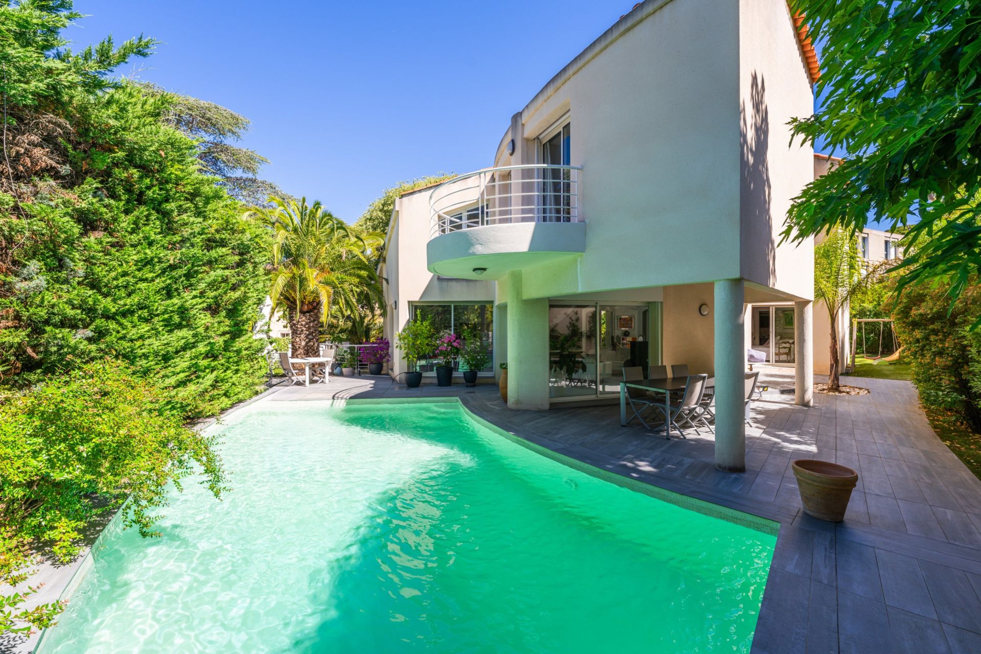luxury house 6 Rooms for sale on MARSEILLE (13008)