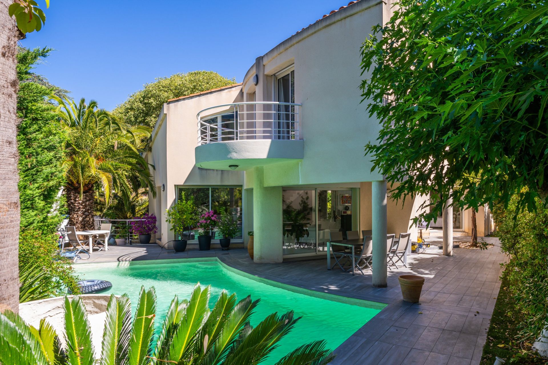 luxury house 6 Rooms for sale on MARSEILLE (13008)