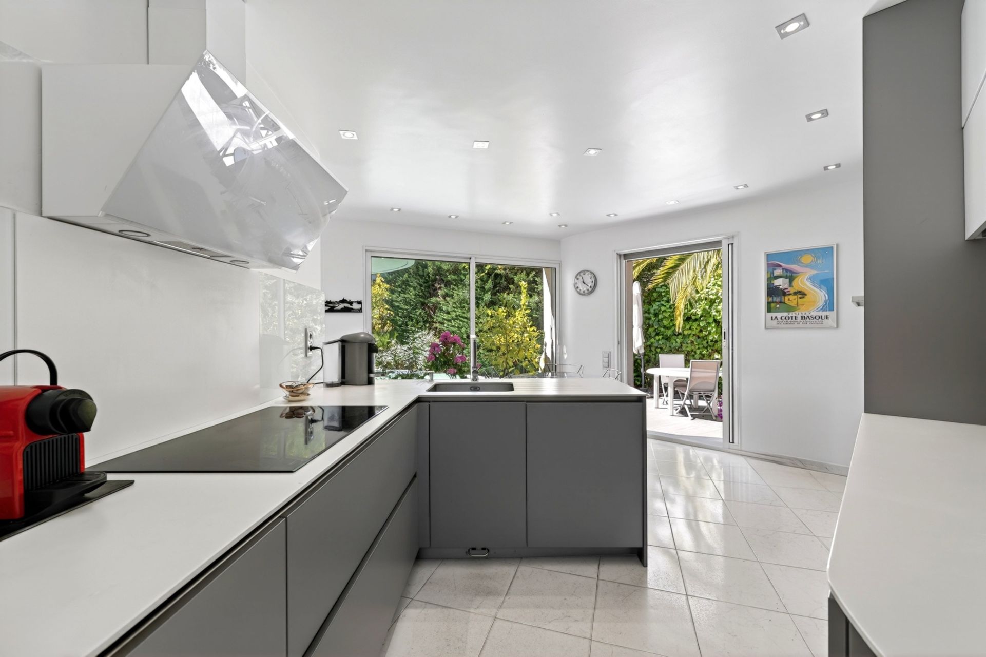 luxury house 6 Rooms for sale on MARSEILLE (13008)