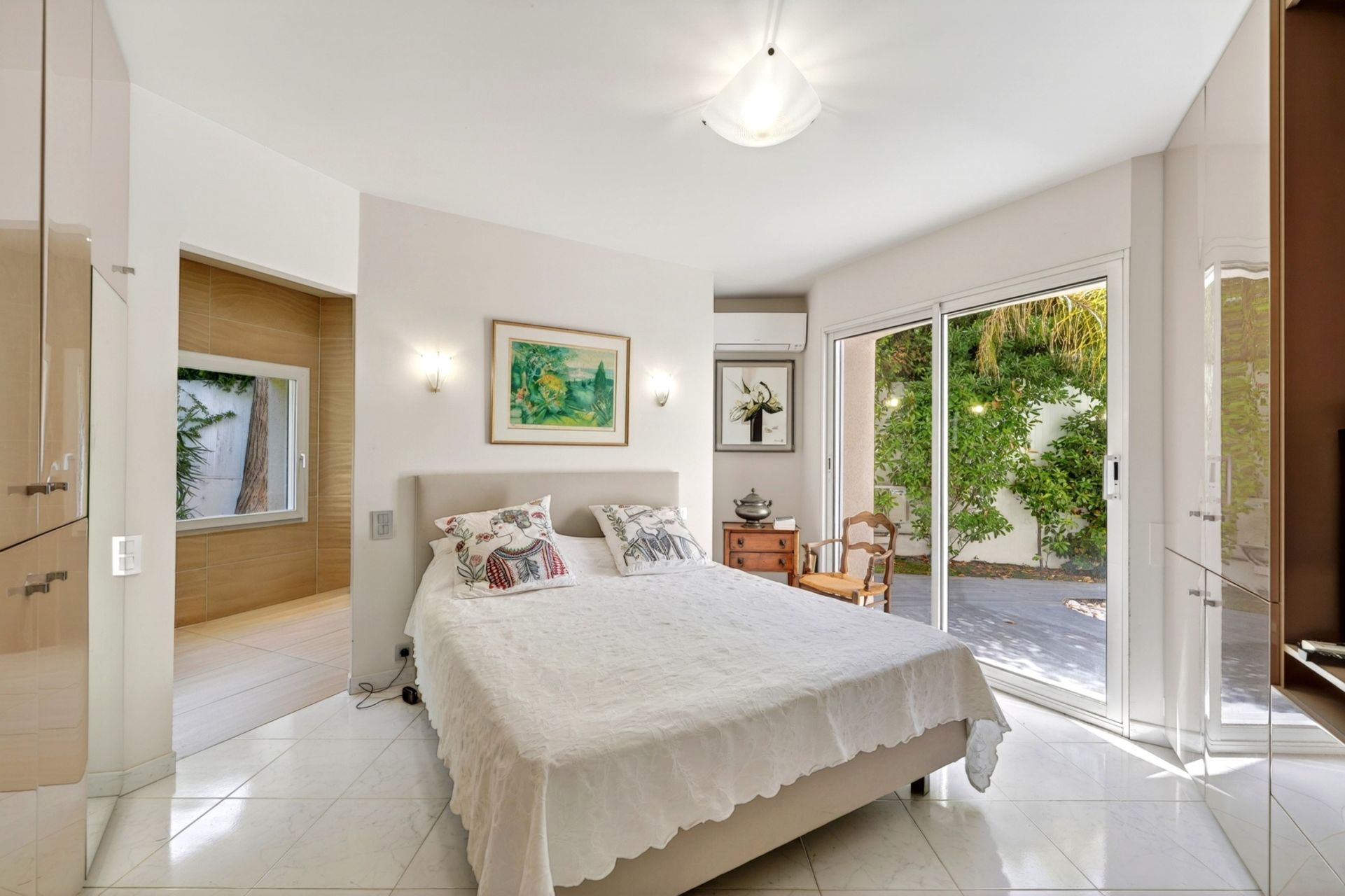 luxury house 6 Rooms for sale on MARSEILLE (13008)