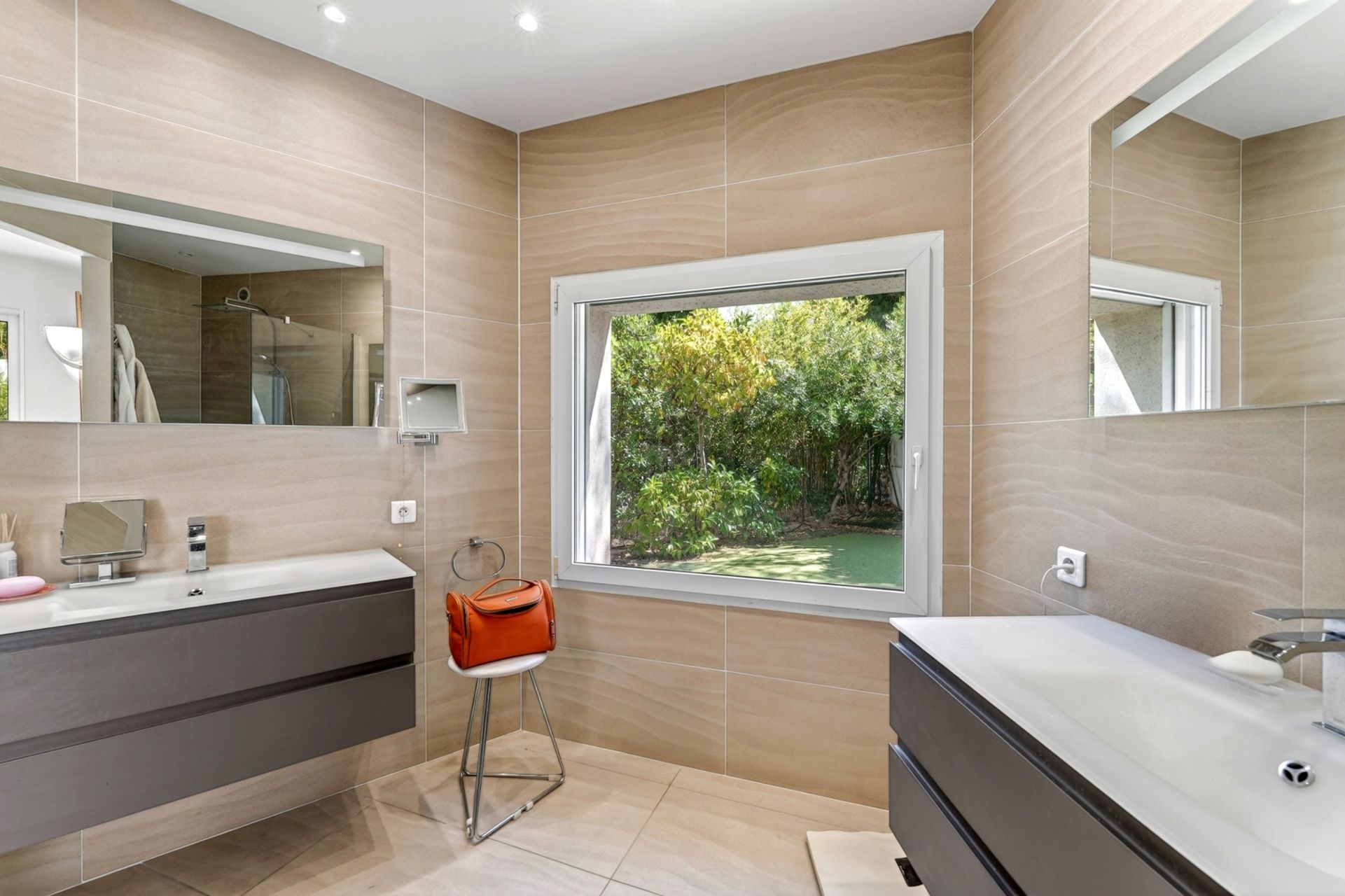 luxury house 6 Rooms for sale on MARSEILLE (13008)