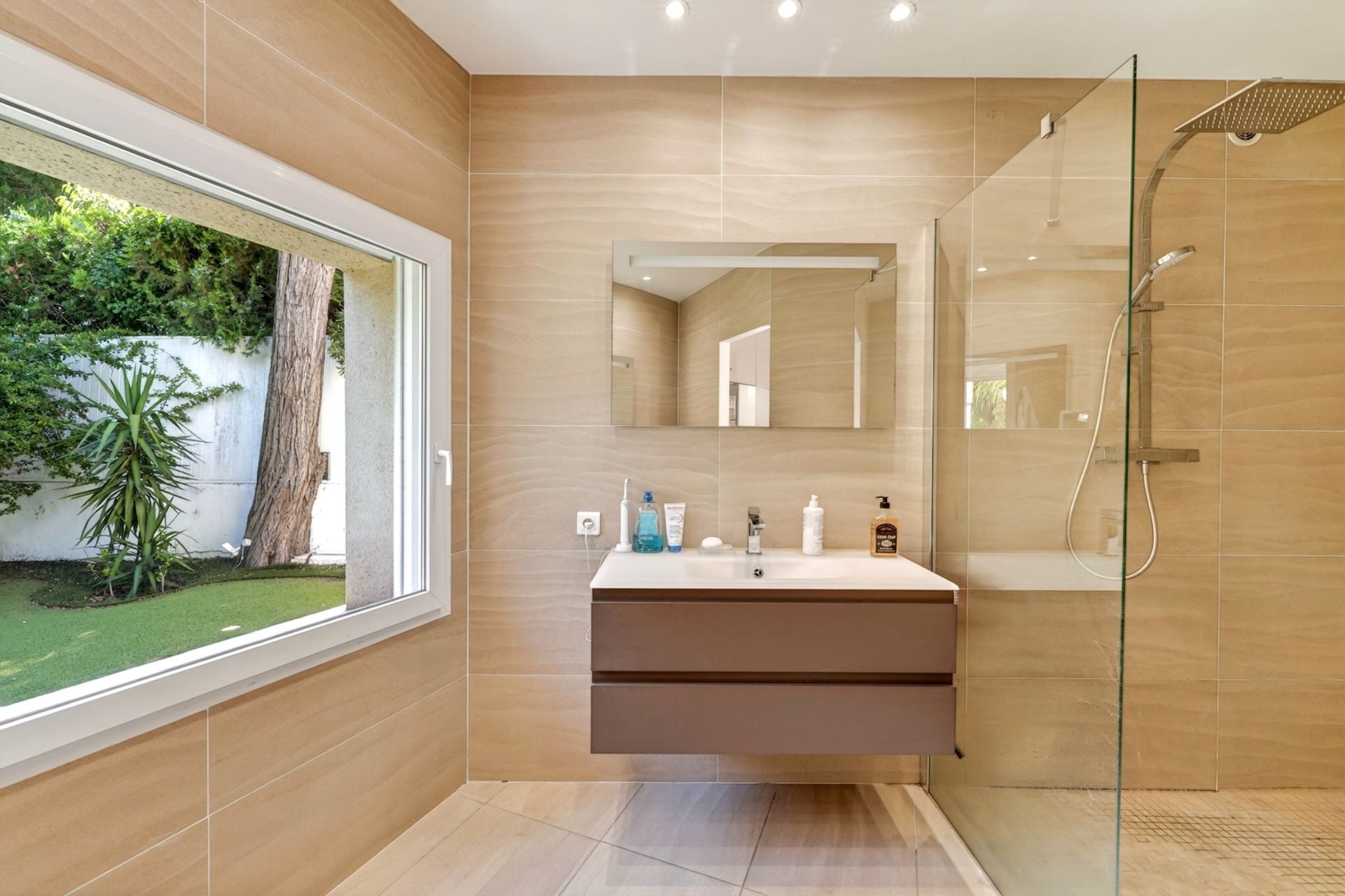 luxury house 6 Rooms for sale on MARSEILLE (13008)