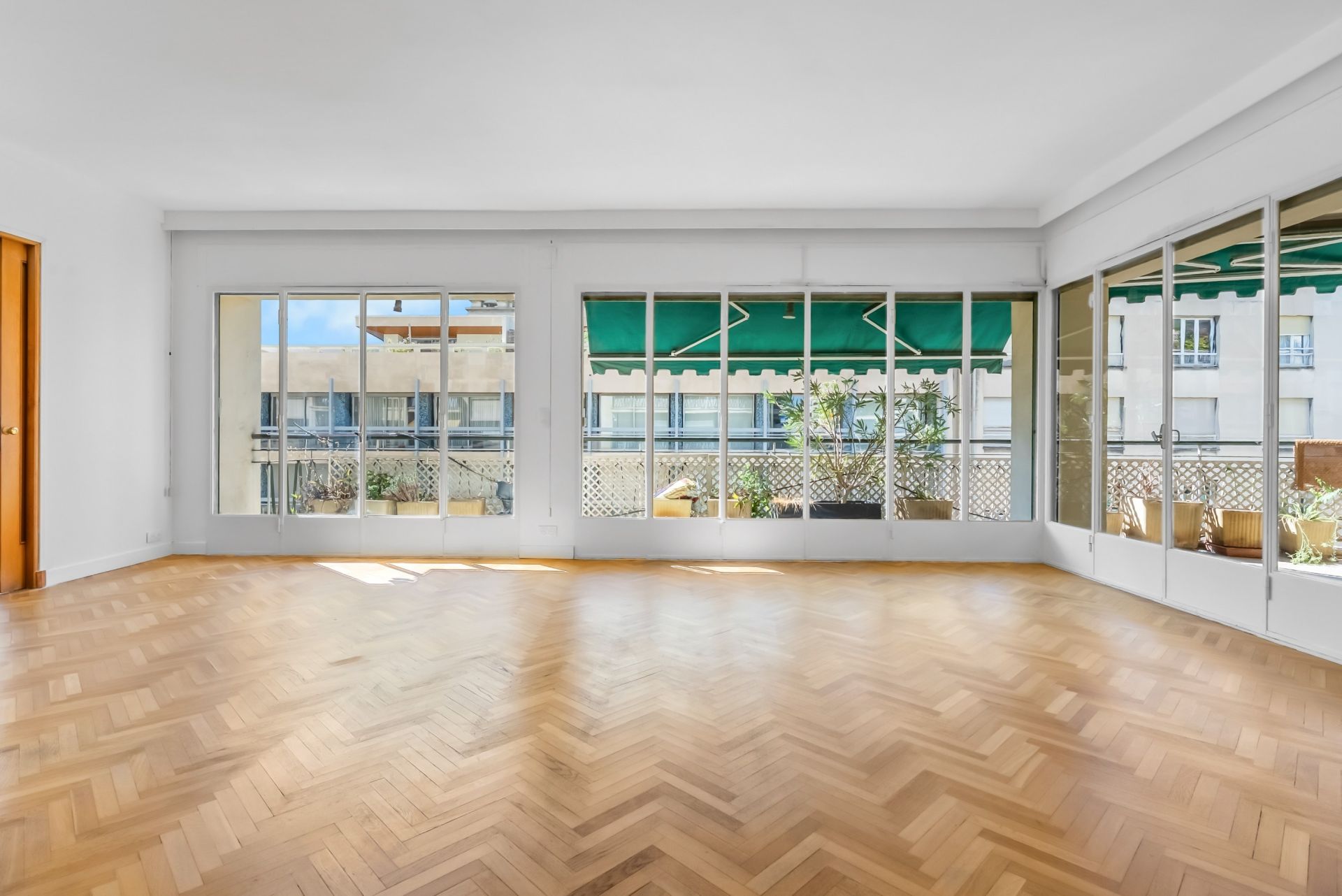 luxury apartment 5 Rooms for sale on MARSEILLE (13008)