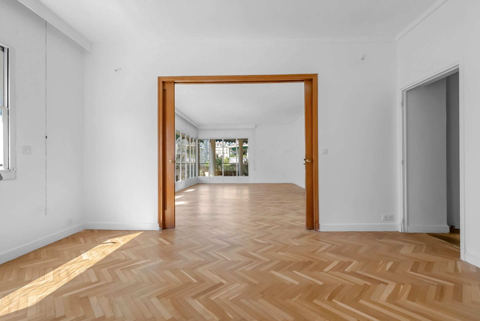 luxury apartment 5 Rooms for sale on MARSEILLE (13008)