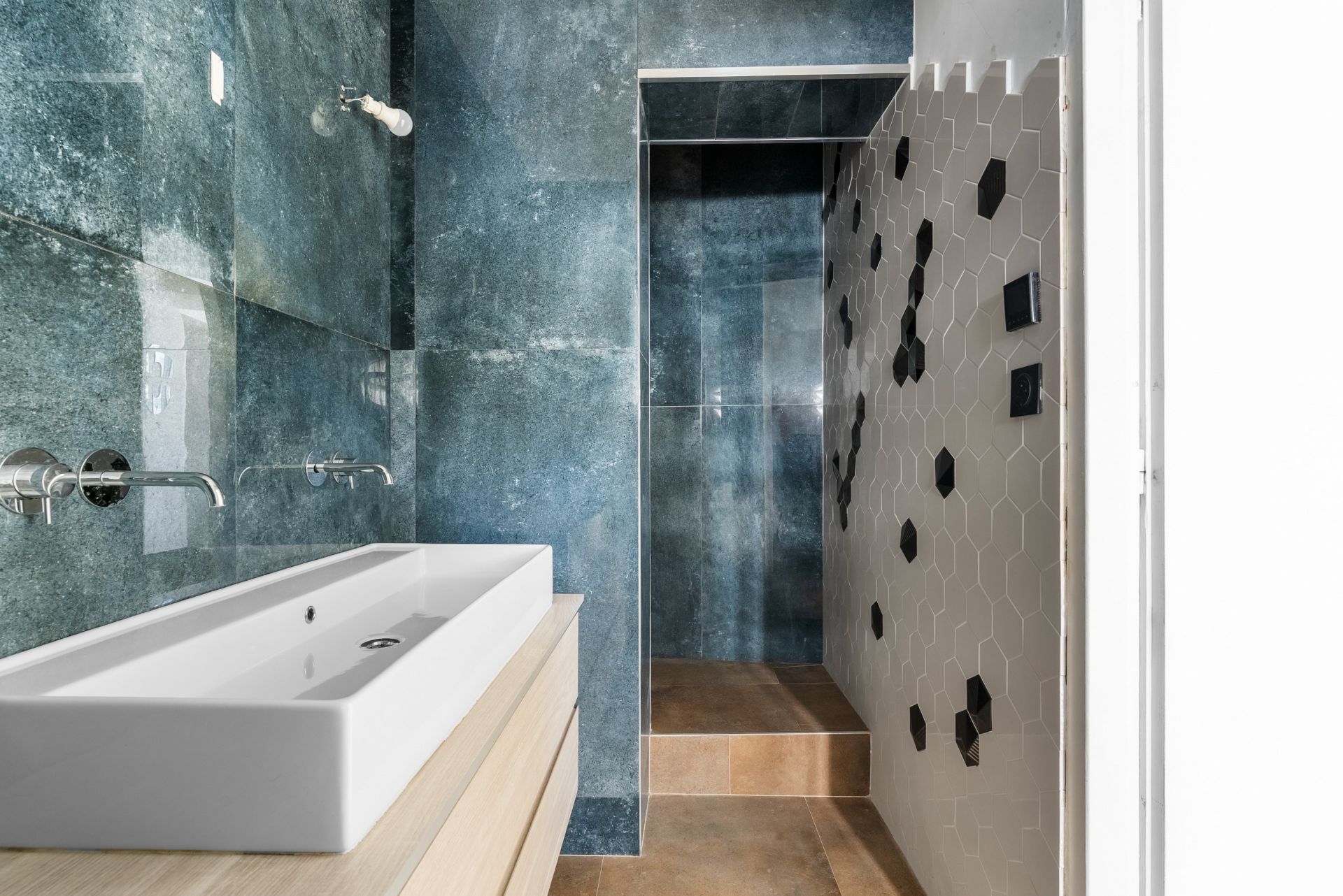 luxury apartment 5 Rooms for sale on MARSEILLE (13008)
