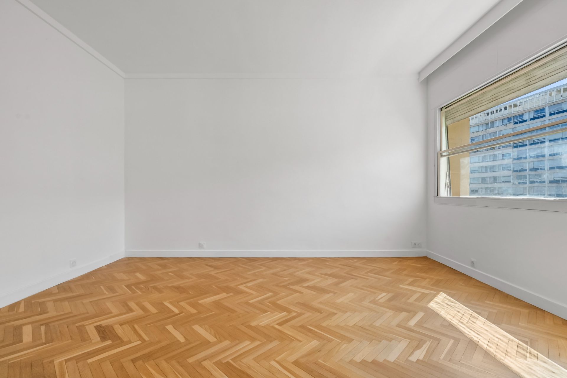 luxury apartment 5 Rooms for sale on MARSEILLE (13008)