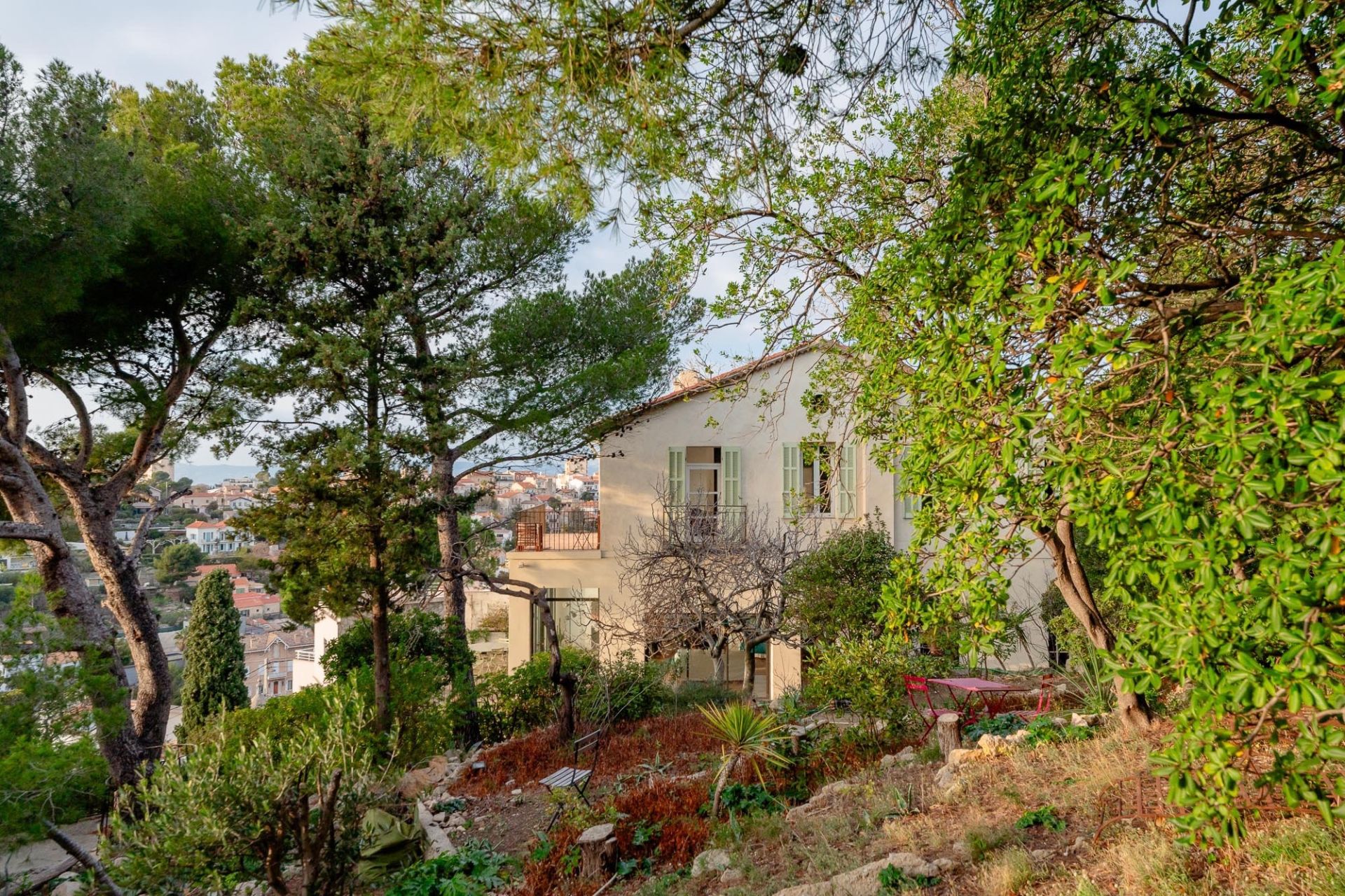 luxury house 6 Rooms for sale on MARSEILLE (13007)