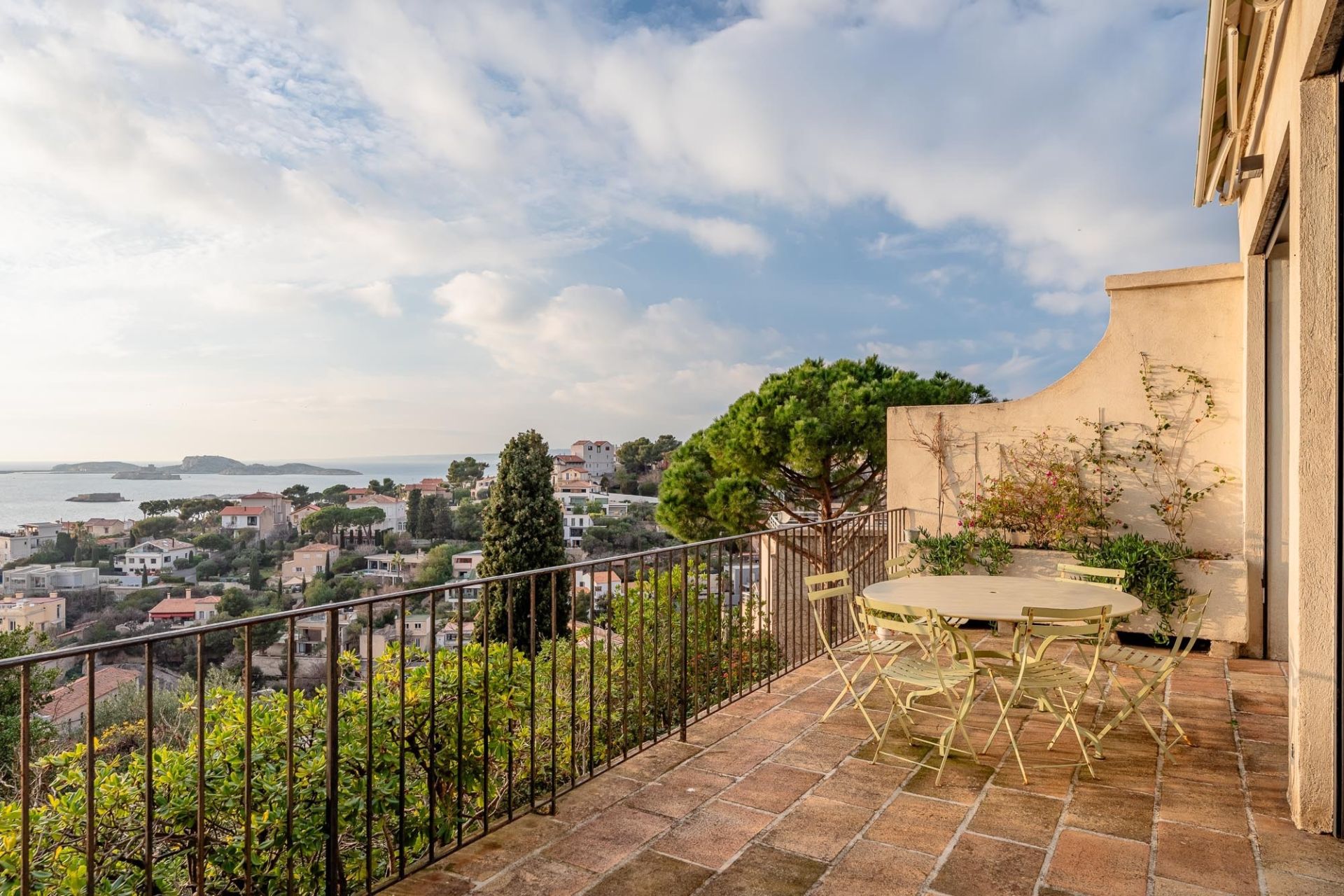 luxury house 6 Rooms for sale on MARSEILLE (13007)