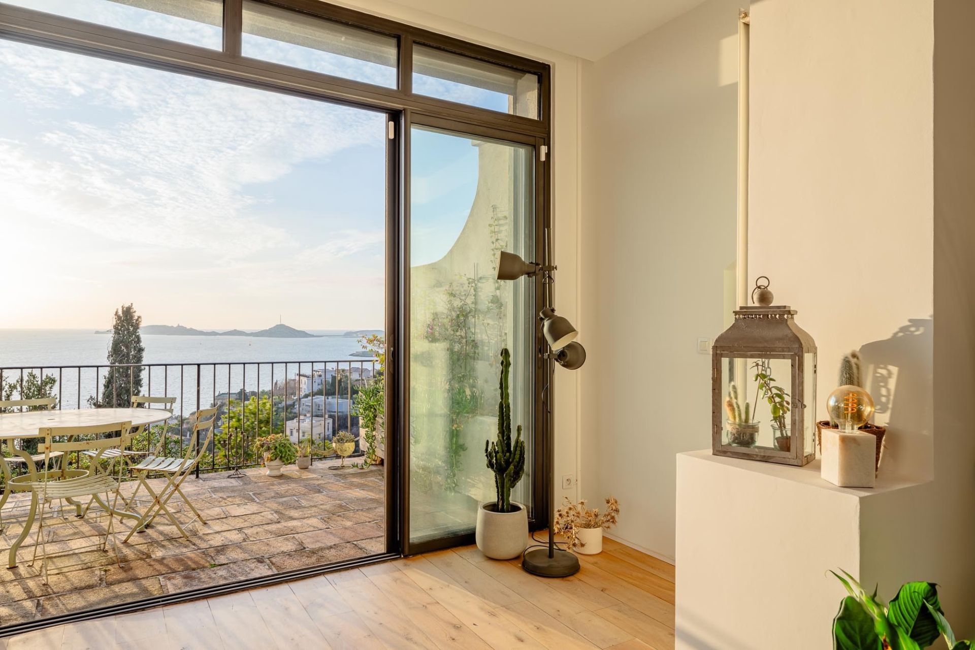 luxury house 6 Rooms for sale on MARSEILLE (13007)