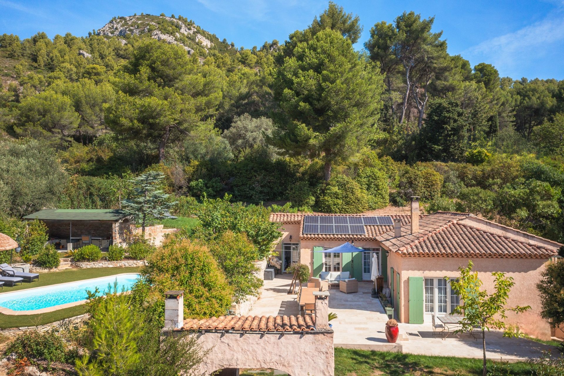 luxury house 6 Rooms for sale on AUBAGNE (13400)