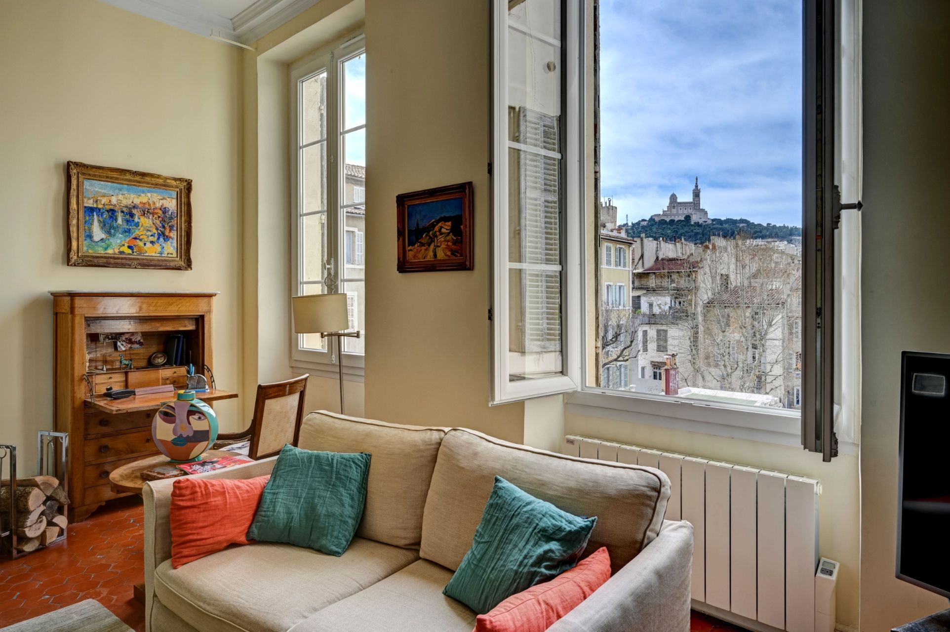 luxury apartment 4 Rooms for sale on MARSEILLE (13006)