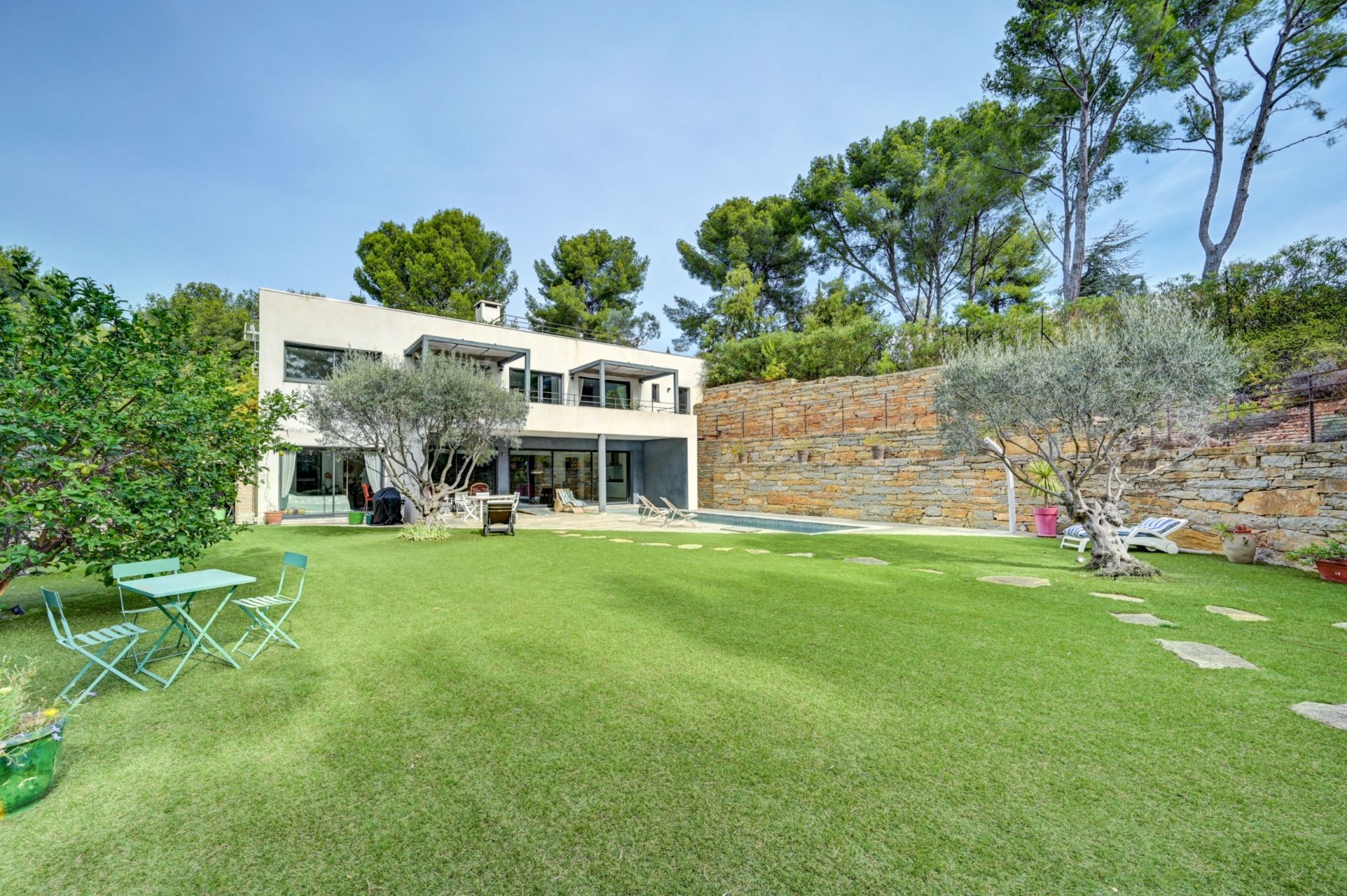contemporary house 7 Rooms for sale on BANDOL (83150)